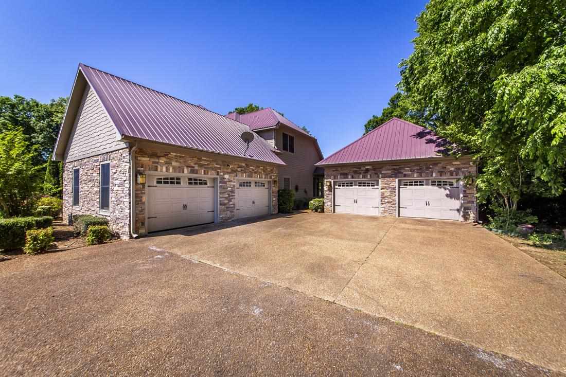 HOLIDAY HIDE-A-WAY - Residential