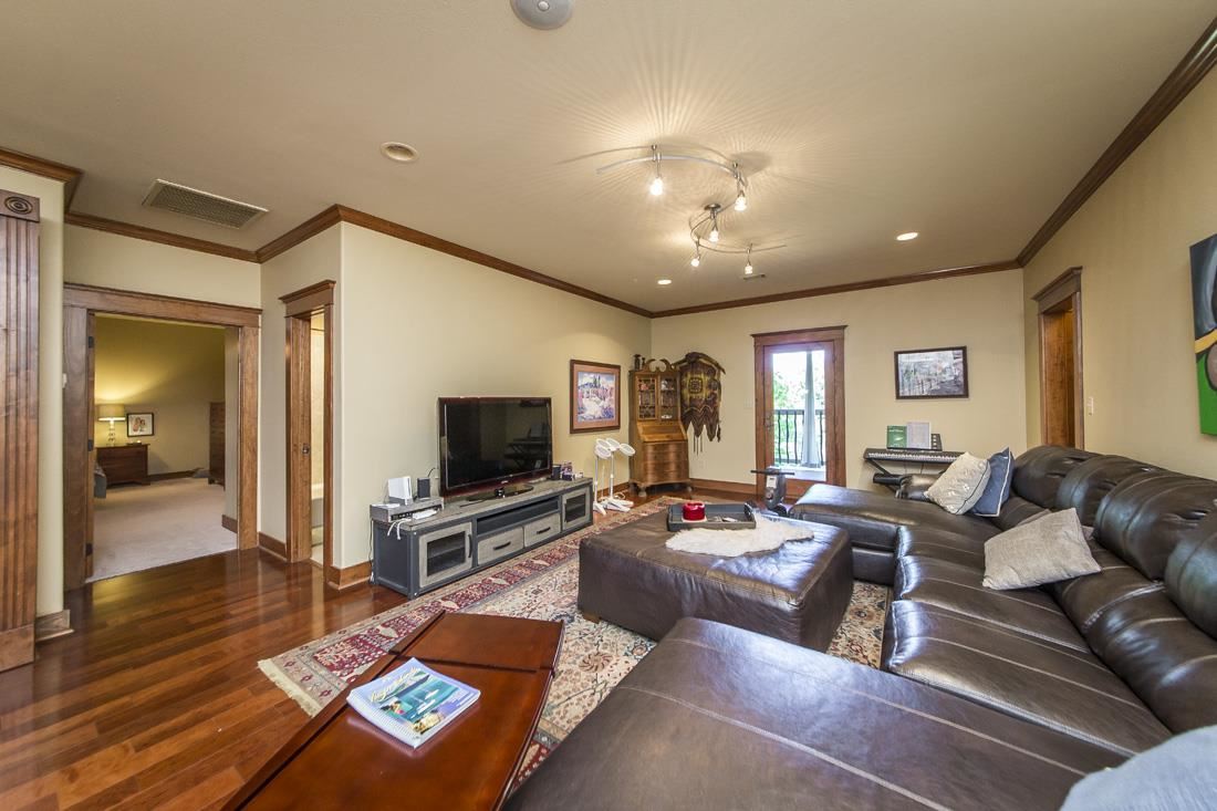 HOLIDAY HIDE-A-WAY - Residential