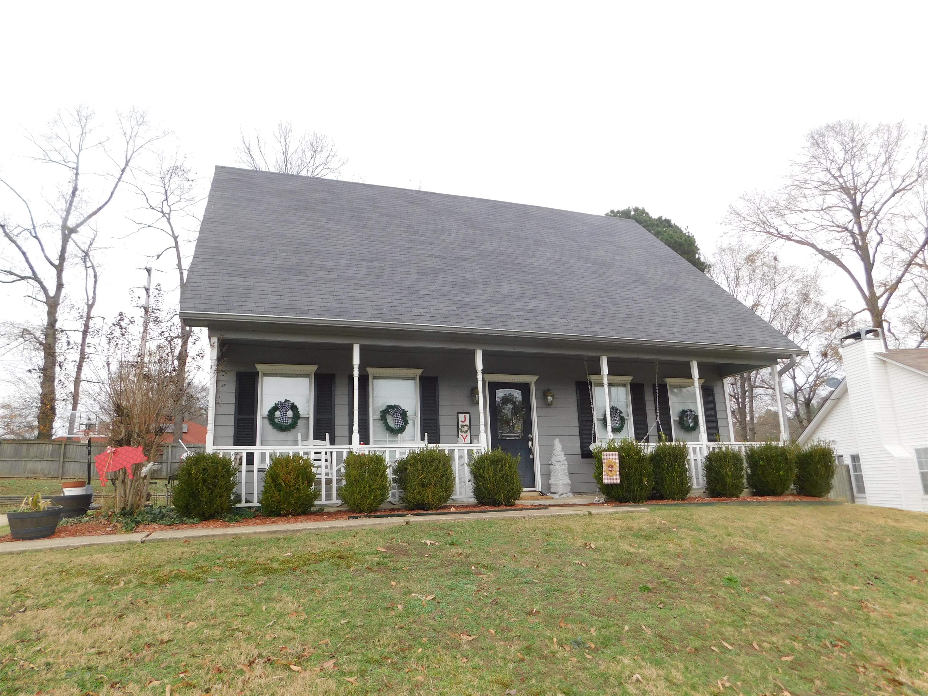 Beautiful home in the heart of Benton! Curb appeal galore with a huge inviting front porch! Large Master on the main level with double sinks, walk in closet & separate from the other bedrooms! Nice kitchen with gas range, tile backsplash, pantry & gorgeous eat-in kitchen area! Large living room! 2nd and 3rd bedrooms have tons of closet space! Huge fenced yard with patio! Side loading garage with long driveway with plenty of room for basketball! Close to everything for an easy commute! Benton schools!