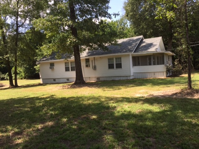 This three bedroom, two bath home has a screen in porch that overlooks the lake. Close to the state park that has canoeing and fishing as well as many other activities. Home sits on 4.02 acres