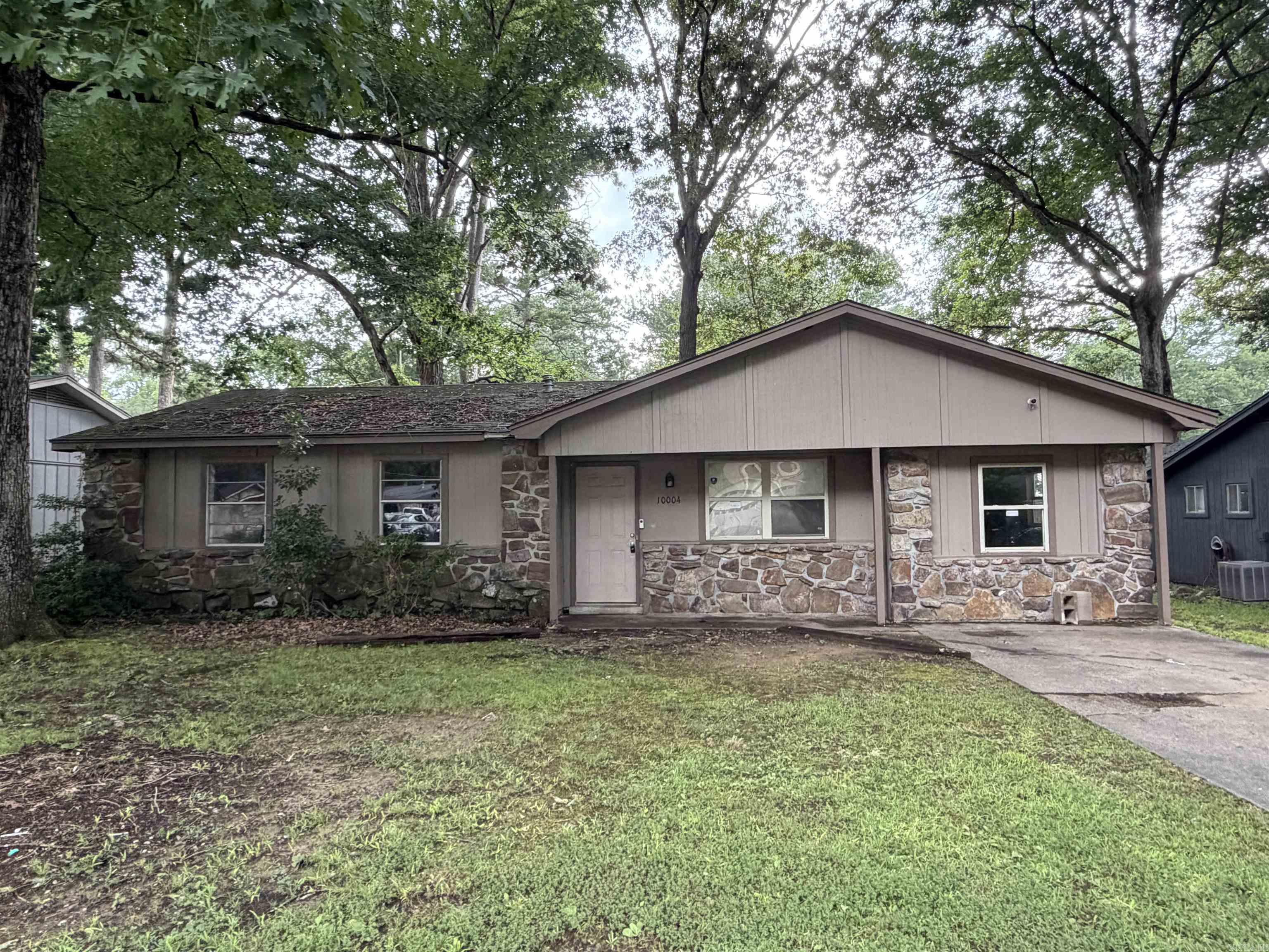 Calling all investors! Perfect opportunity to add to your portfolio. Sold "AS IS" agent please see remarks.