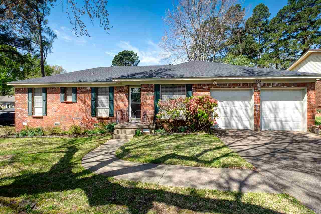 Extremely clean & well maintained 4 BR/2B home in mid-town. Move-in ready! Roof 2018. HVAC Nov. 2011. Waterline replaced 2008/2009. All hardwoods & tile. Living-dining combination (or just large living area). Kitchen-breakfast room-den combination. Laundry room w/ storage. All appliances in Kitchen.  Hardwoods just cleaned. Fresh paint inside. Storage/workshop area in garage. Very nice corner lot with portion fenced in for pets. Access to joining Leawood pool.  See Assoc Docs- Pre-inspected -repairs done.