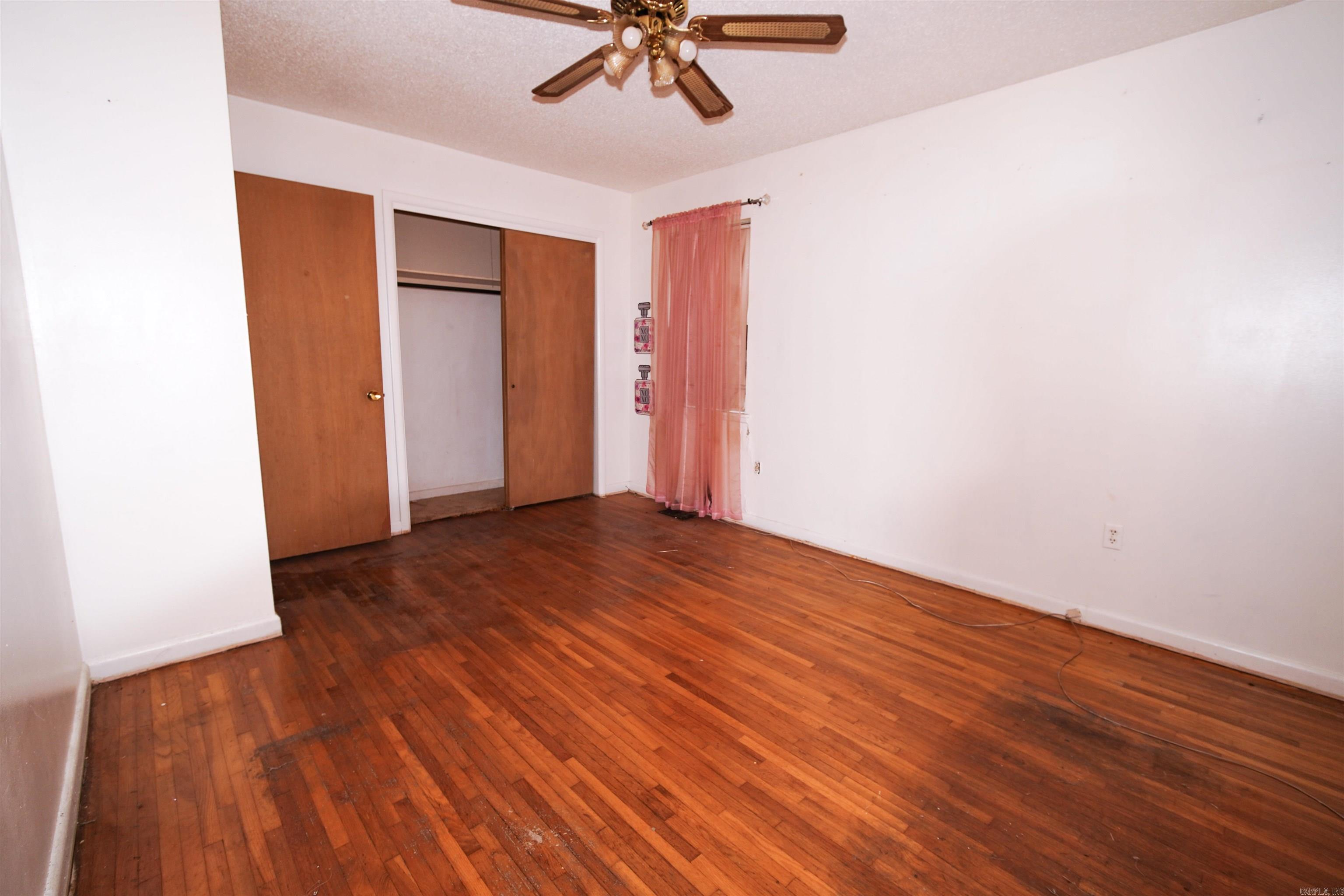 TOWN & COUNTRY ESTATES - Residential