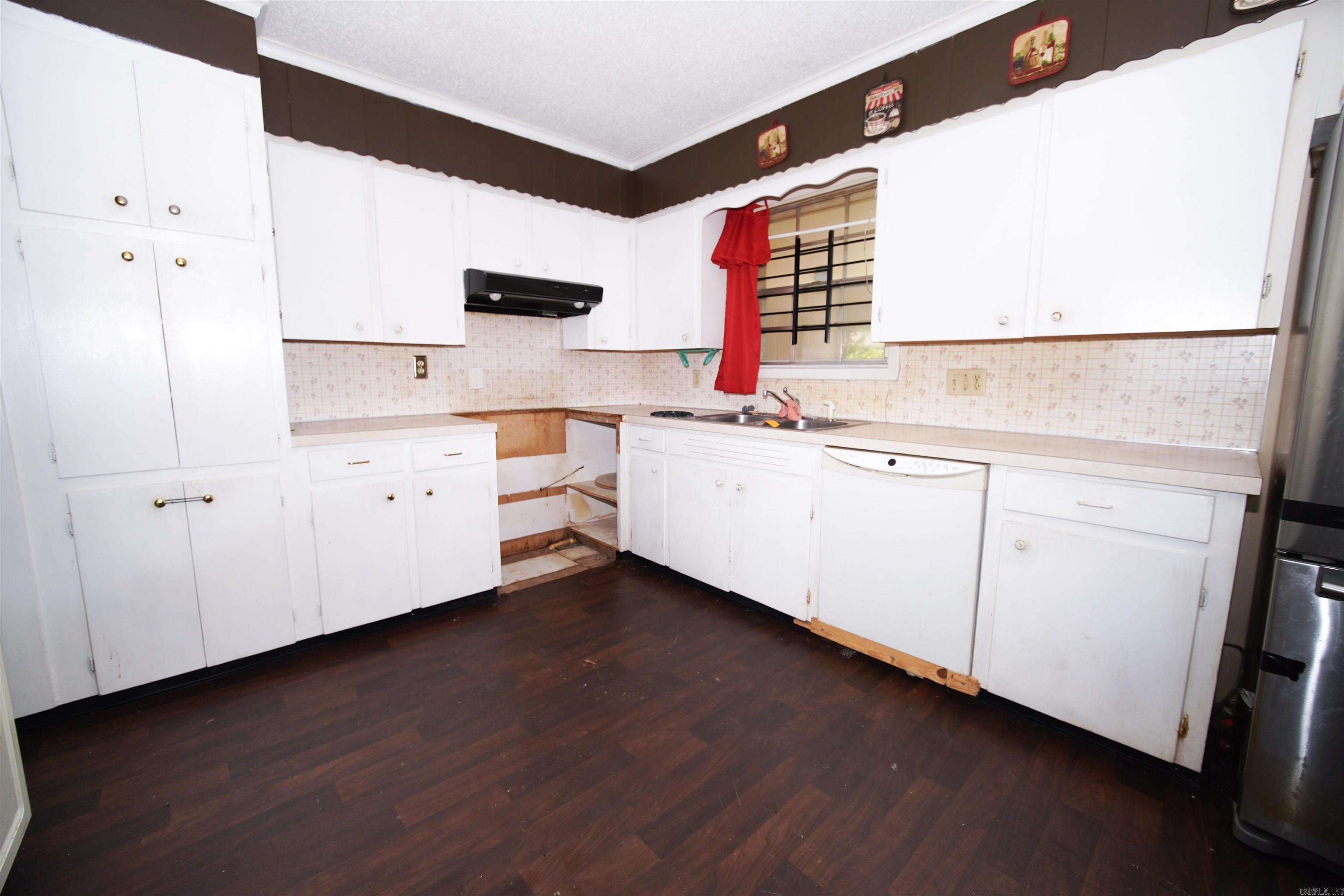 TOWN & COUNTRY ESTATES - Residential