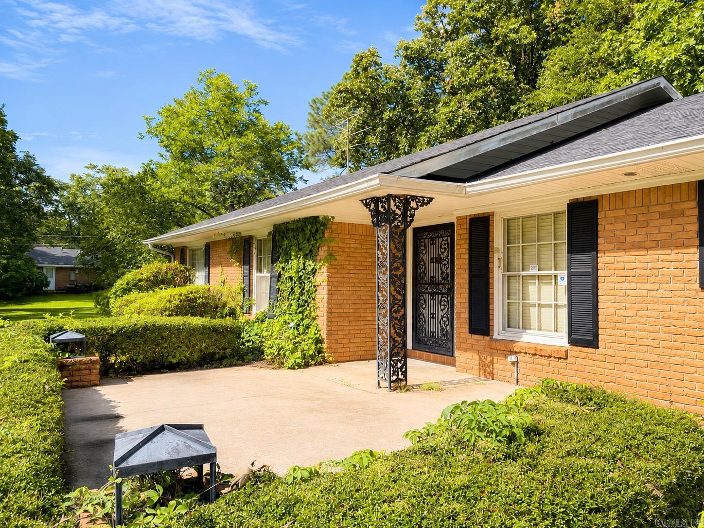 TOWN & COUNTRY ADD - Residential