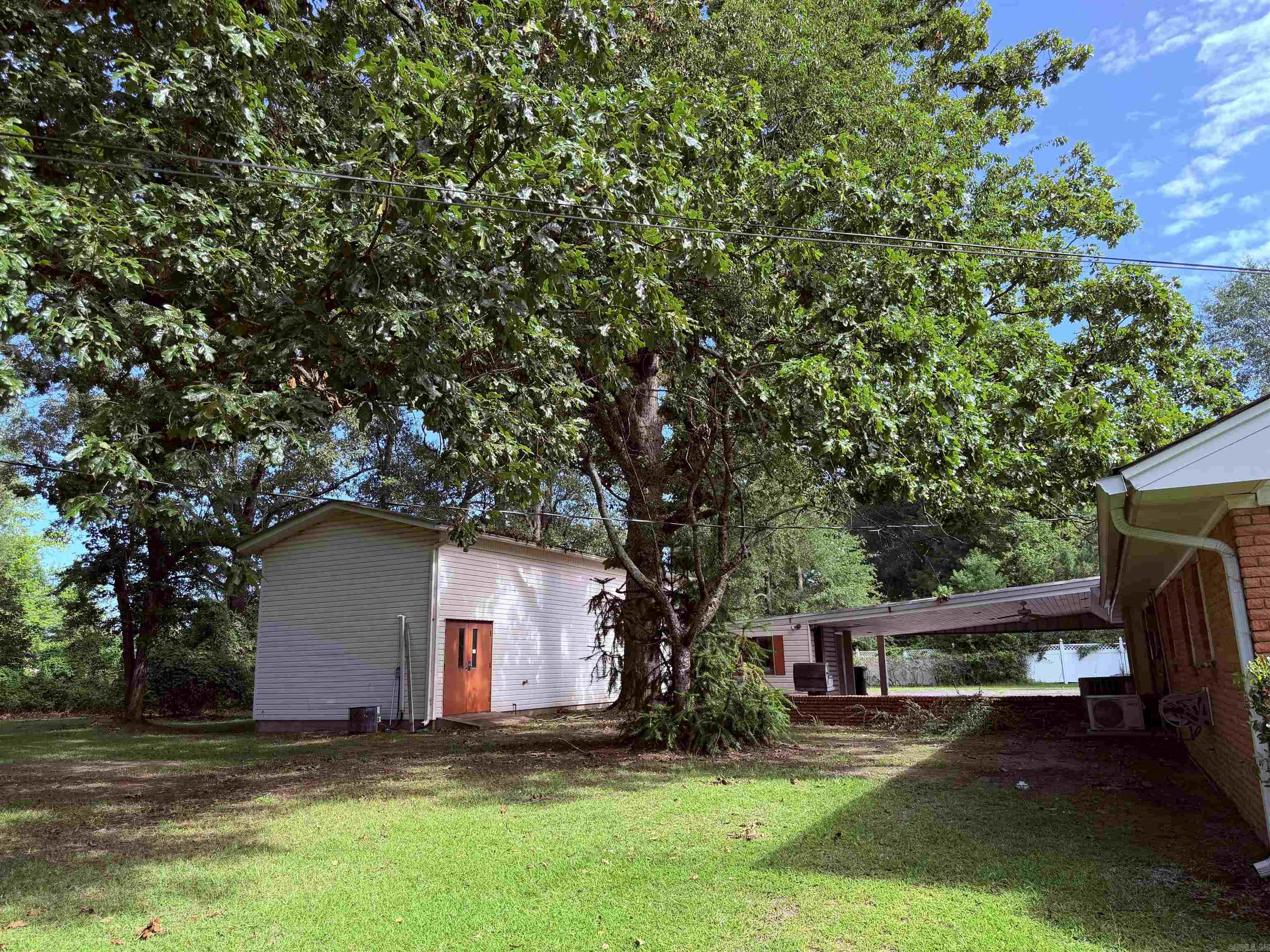 TOWN & COUNTRY ADD - Residential
