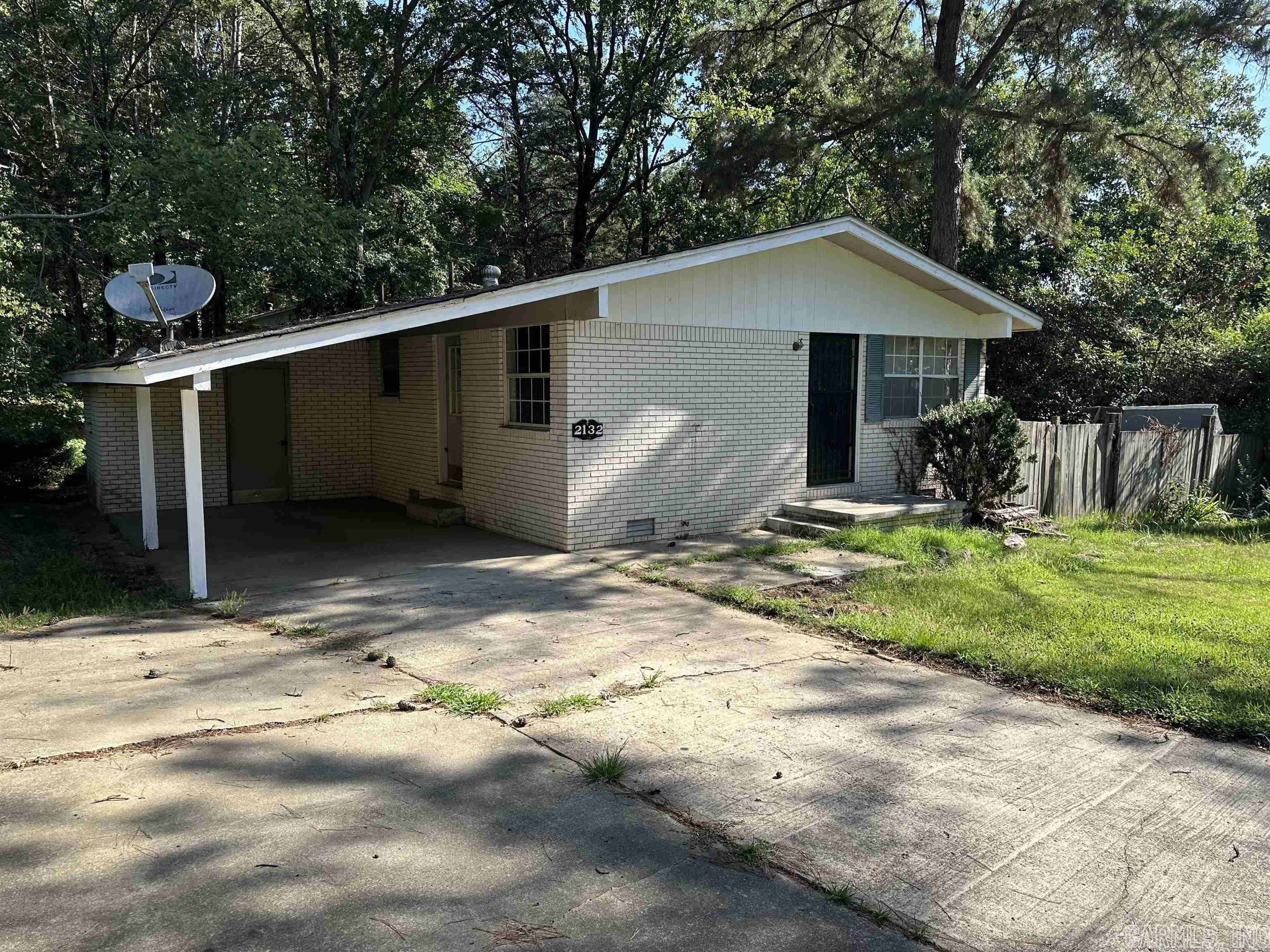 This home is in the heart of Heber Springs, on a quiet cul-de-sac, and less than one mile from the closest boat launch on the Greers Ferry Lake. With a little love this home has a lot to offer. This would be perfect for a first time home buyer or an investor looking for their next investment. (Home has rental history). Call today to schedule your private showing.  Sold AS IS!