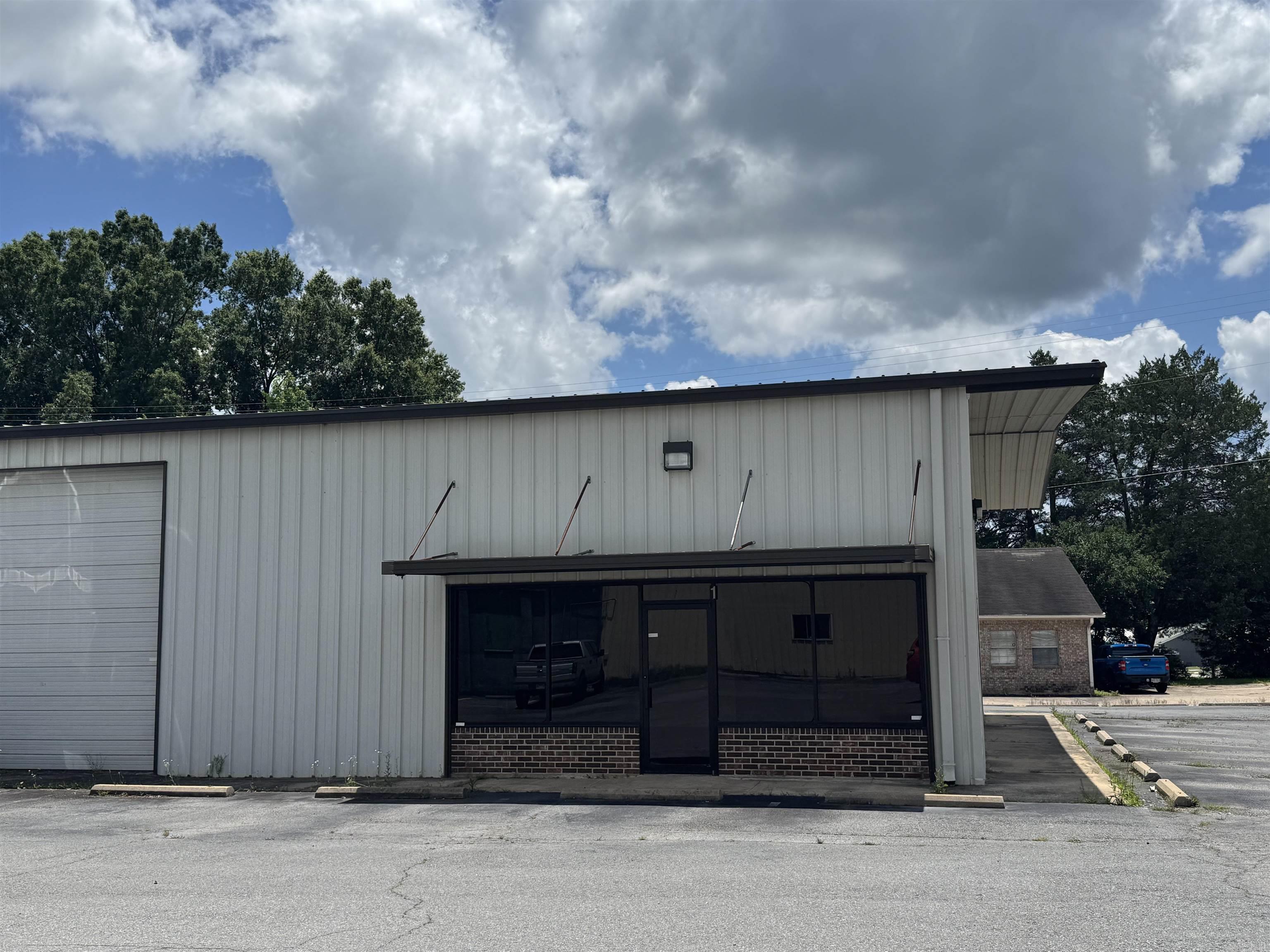 Great commercial or office space located in Benton off Military Road. 2500 SF of showroom and warehouse. $2,000 a month, $2000 deposit and a minimum of 2 year lease.