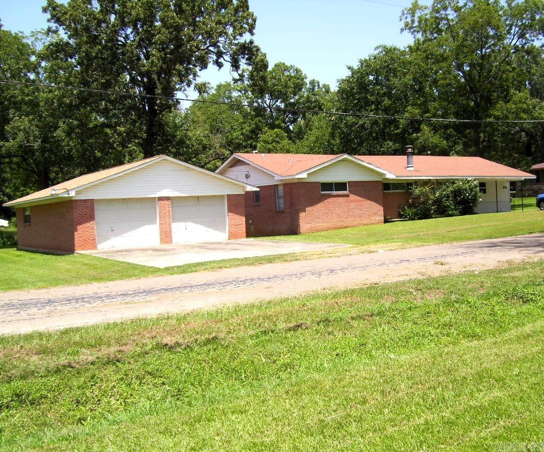 VERY PRETTY HOME IN A GREAT LOCATION, CLOSE TO SCHOOLS AND SHOPPING