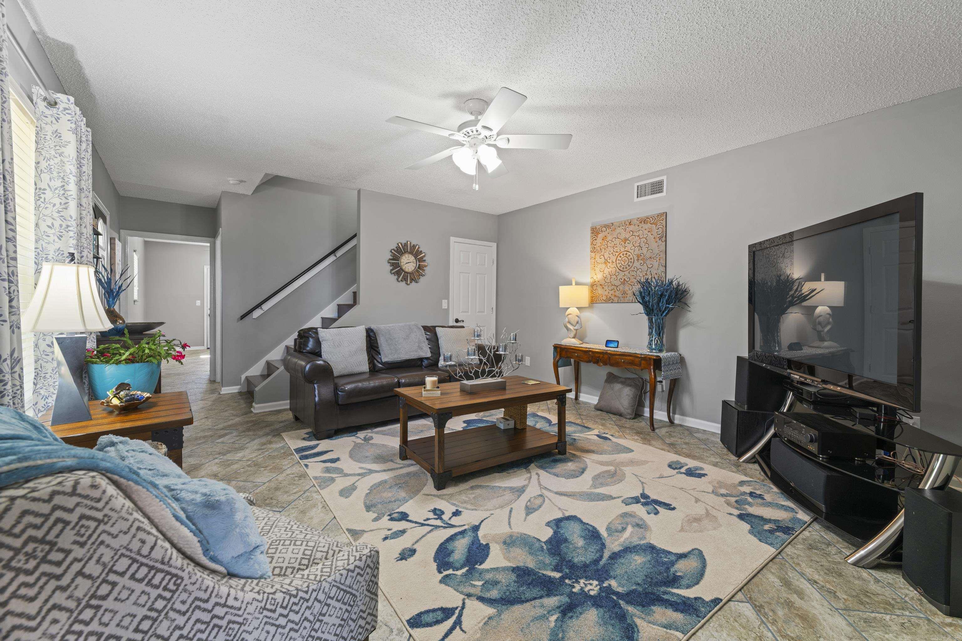 NAPLE HEIGHTS - LAKE - Residential
