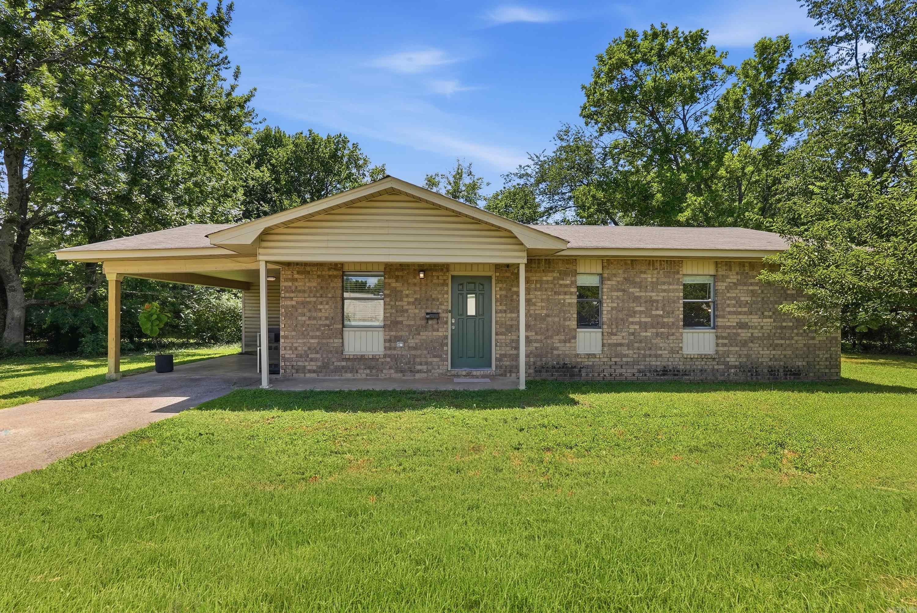 Charming, well-maintained 3 bedroom, 1 bath home. This is perfect for your first home or an investment property. Schedule to see it today!