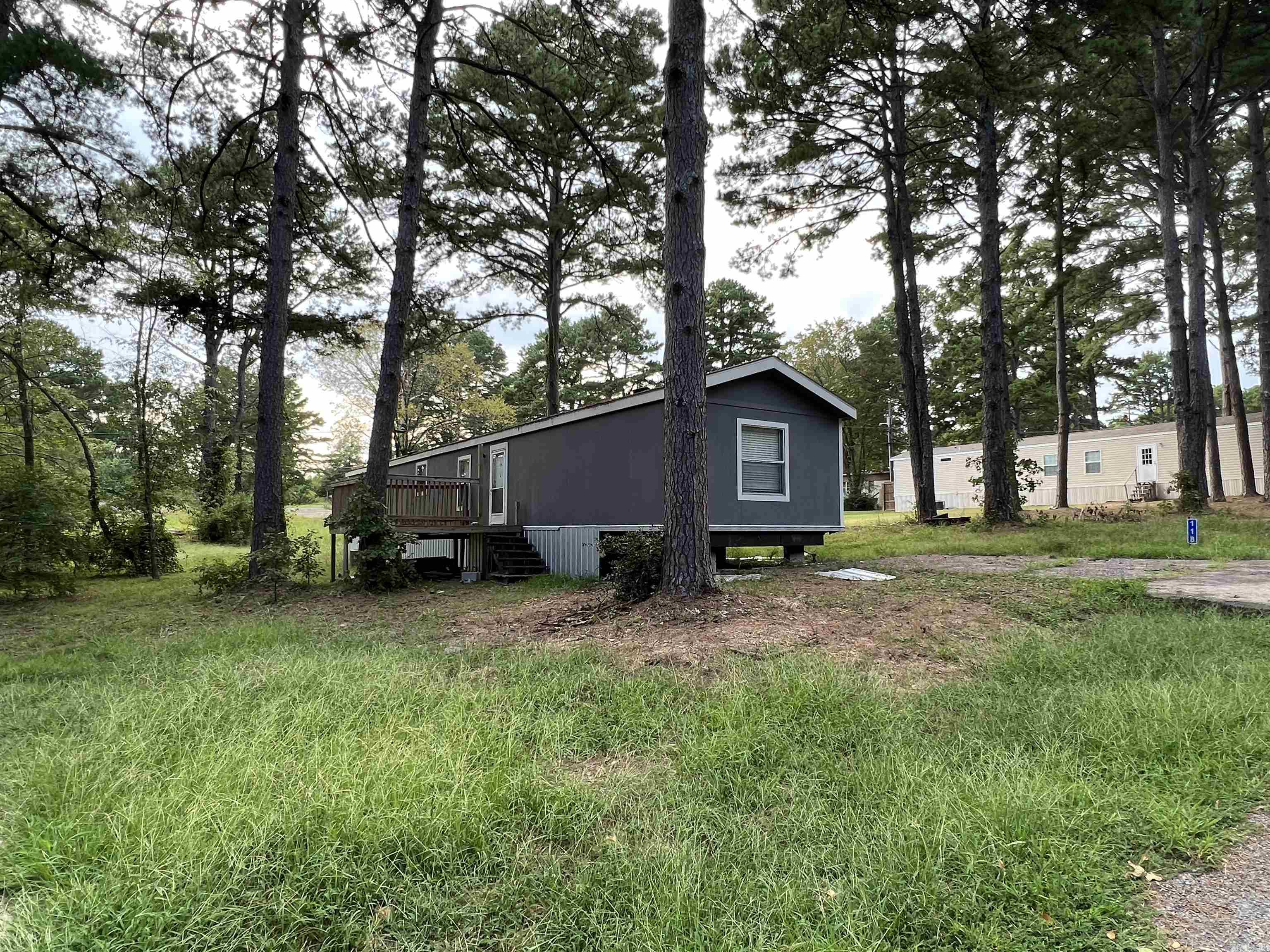 Nice Manufactured home in Fairfield Bay close to all area amenities. Only 1.5 miles to the marina entrance!