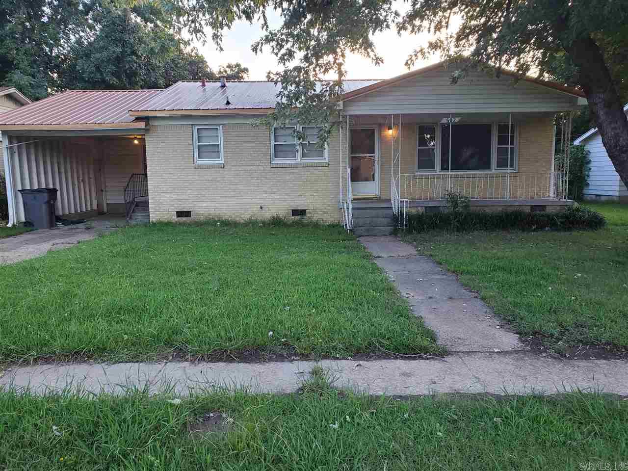 Great starter home. This home has 3 bedrooms and 1 bath with original hardwood floors throughout. The bathroom has been updated. The kitchen has solid wood cabinets, a breakfast bar and is open to the dining room. Home warranty is provided through Choice Home Warranty. Call today for more information.