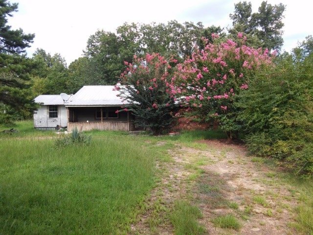 3 Bedroom, 1 Bath located in Bee Branch, AR. Property is located in  a rural area. Property sold in its "AS-IS, WHERE-IS" condition. Seller does not prorate taxes. Buyer pays all closing costs. Seller has no knowledge of condition.