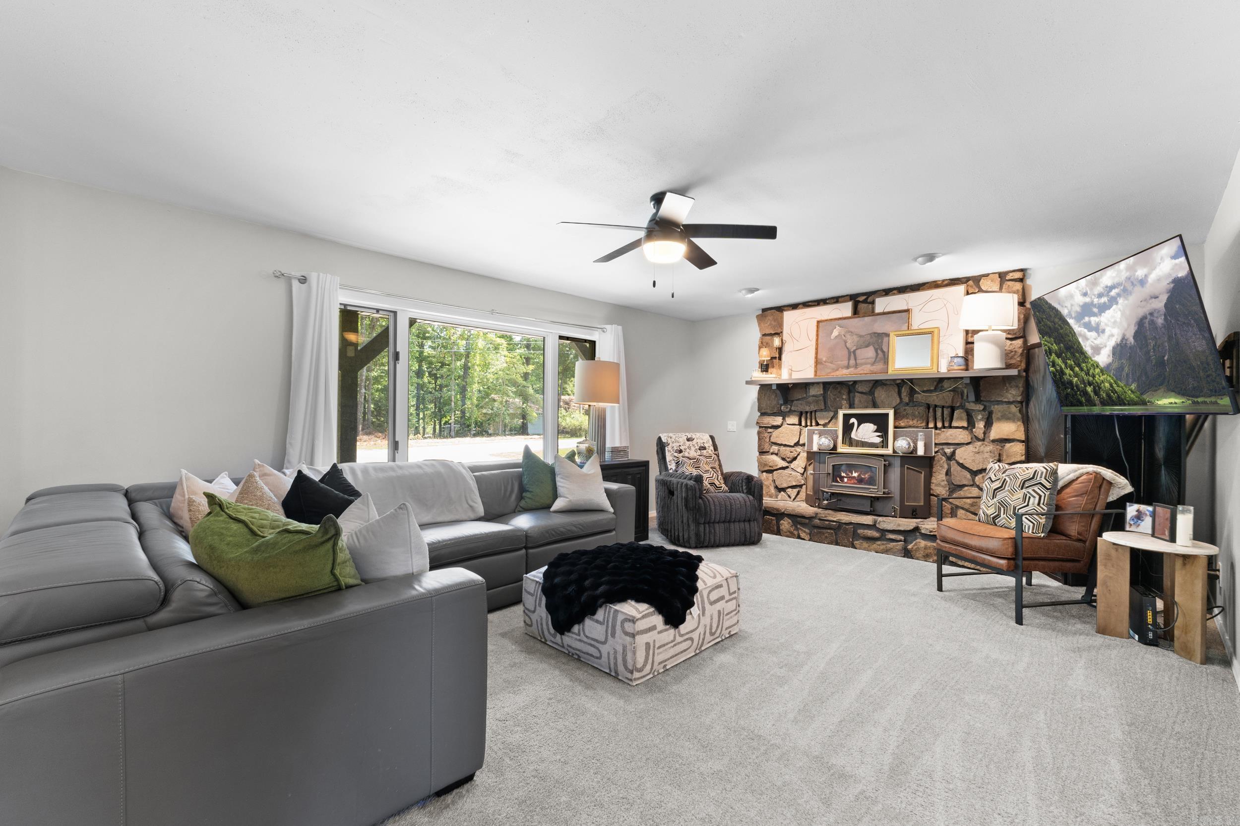 MOUNTAIN ACRES - Residential
