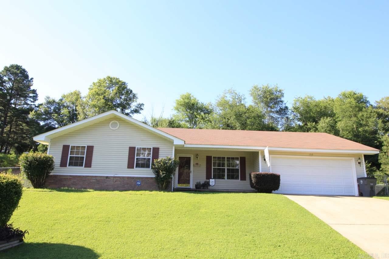 Beautiful move-in ready home in Lakeside school district! Walk into an open floor plan with hardwood floors and soaring ceilings. Nice sized kitchen with breakfast bar and dining area. Walk-in closets throughout, tile in wet areas. Great backyard with greenspace and patio. Roof five years old, new hot water heater, security system. Easy access to Lake Catherine and Lake Hamilton.