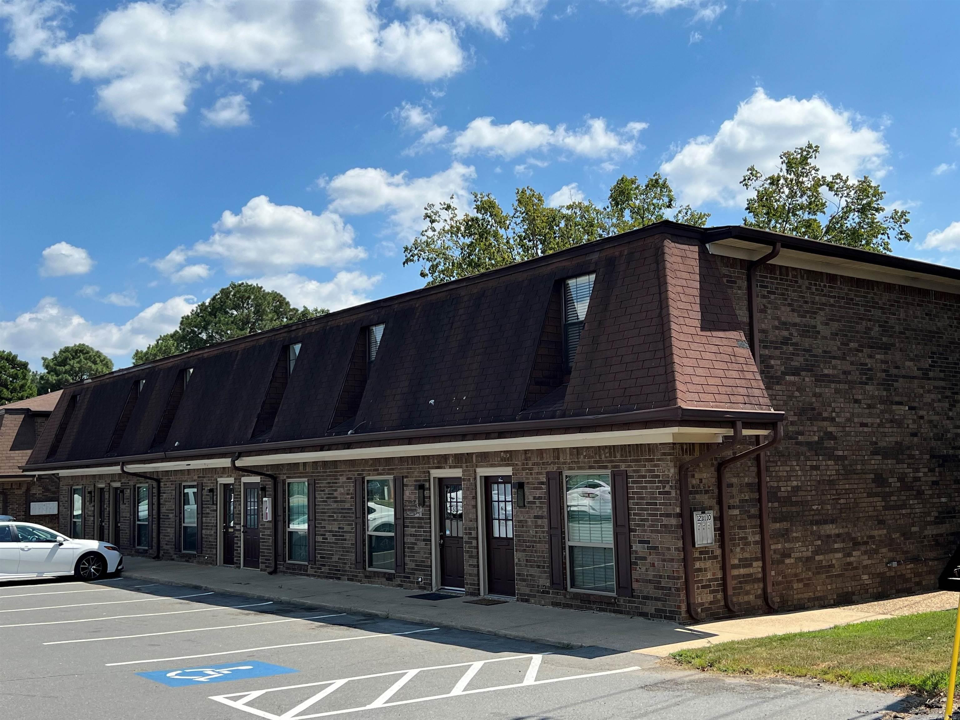 Totally renovated space. High traffic count by Rodney Parham and Reservoir Road.