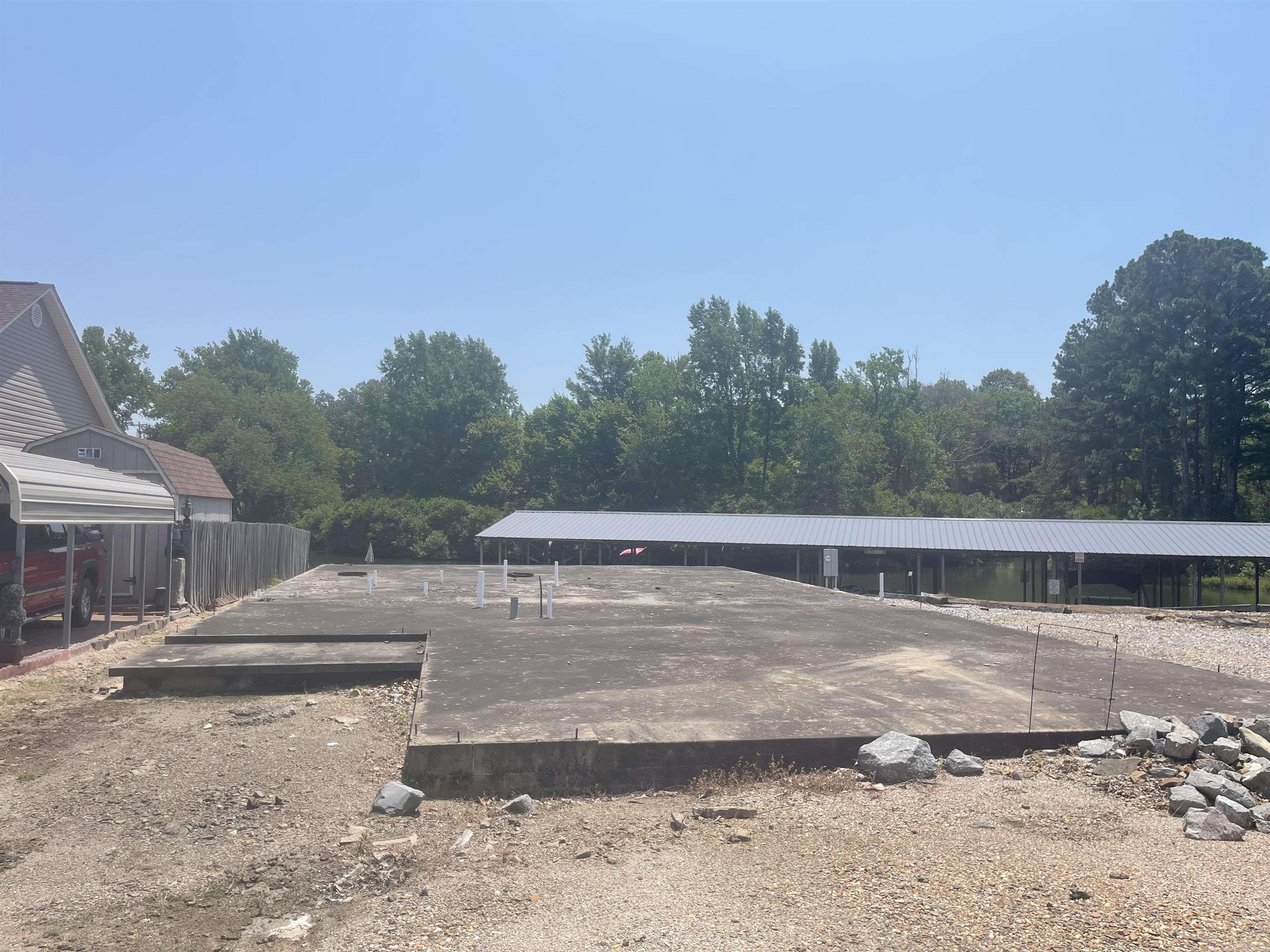 Vacant lake front lot on Lake Hamilton. Quiet neighborhood, close to Central Avenue and Hwy 290. Slab already in place, would need to be evaluated to see if it is still viable.