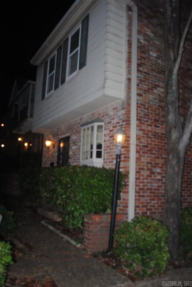 2/1 Condo in Midtown. Updated Kitchen, Hardwood Floors in Den, Dining/Office Area. Upstairs are 2 Bedrooms, Updated Bathroom, Stacking Washer & Dryer.   Pets May Be Considered. Cat or Small Dog under 10 lbs.