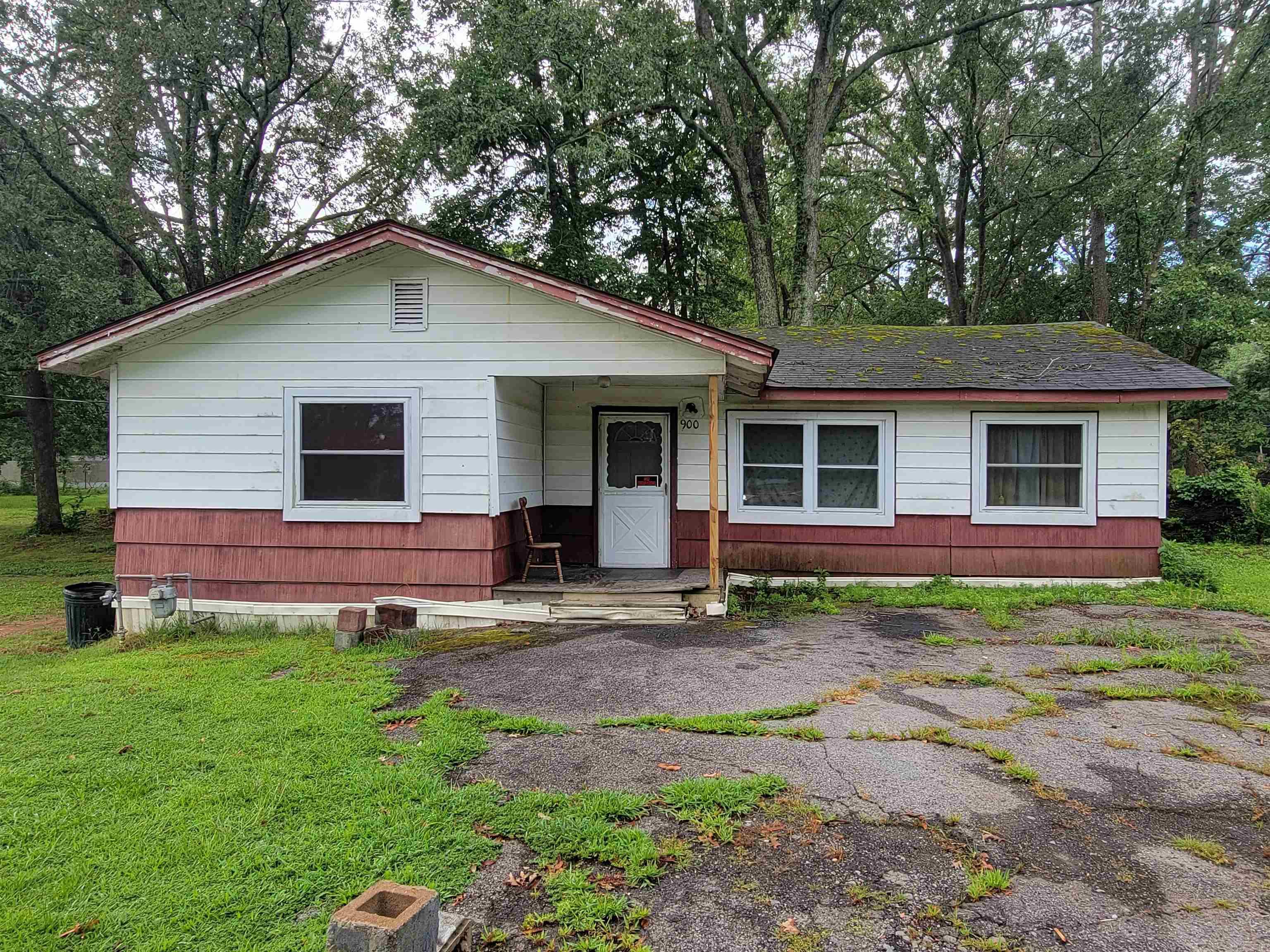 Great investment opportunity! Sewer lines have all bee redone. Newer windows through out! Would be a great project! Located on a dead end street in a quiet subdivision!