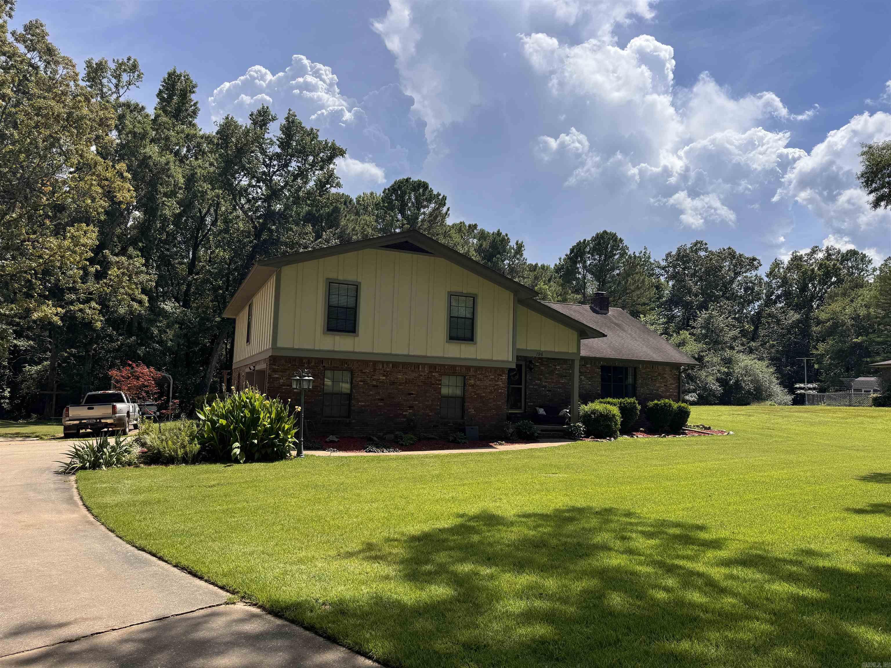 DELEES NORTH MOORE ESTATES - Residential