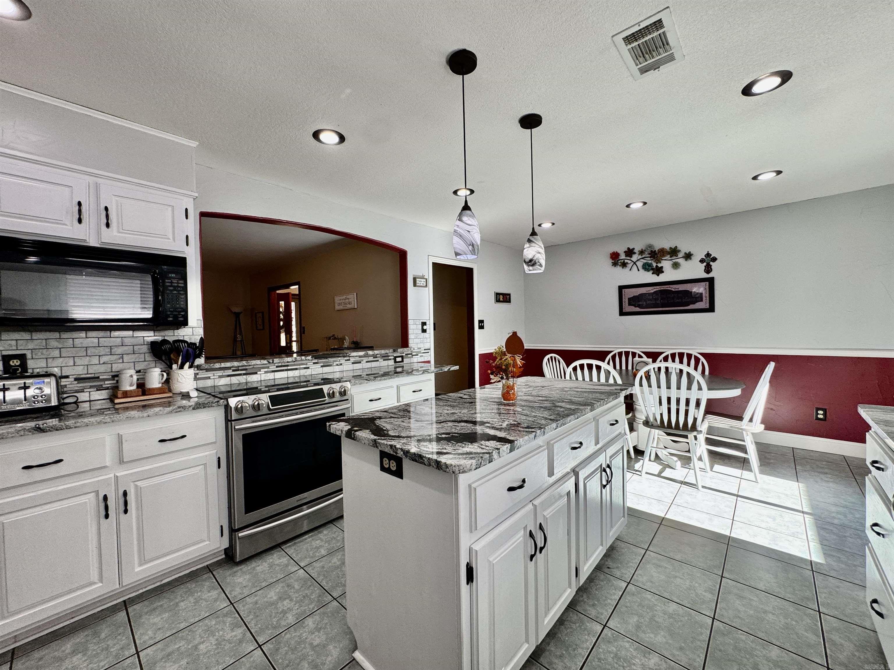 DELEES NORTH MOORE ESTATES - Residential