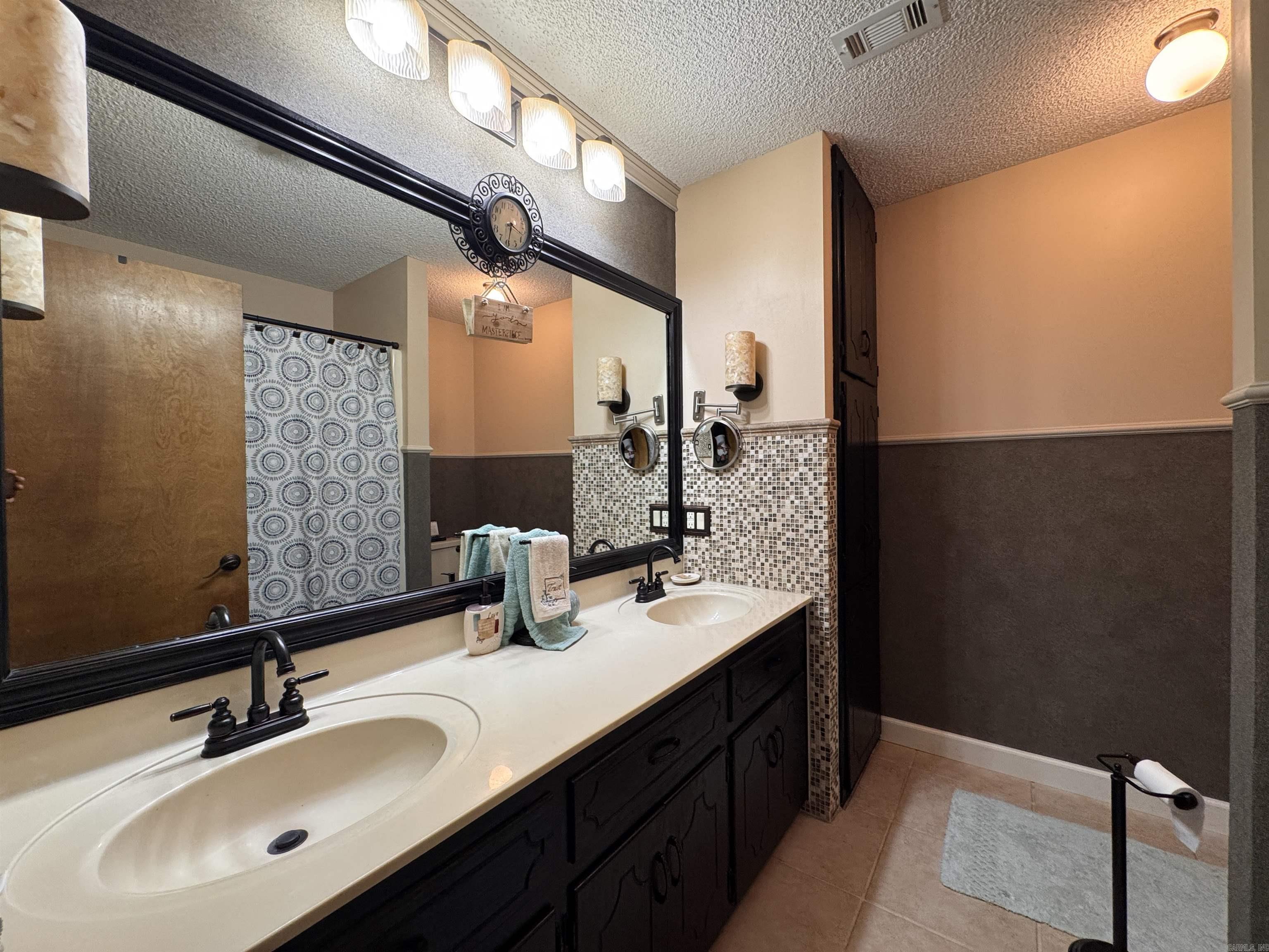 DELEES NORTH MOORE ESTATES - Residential