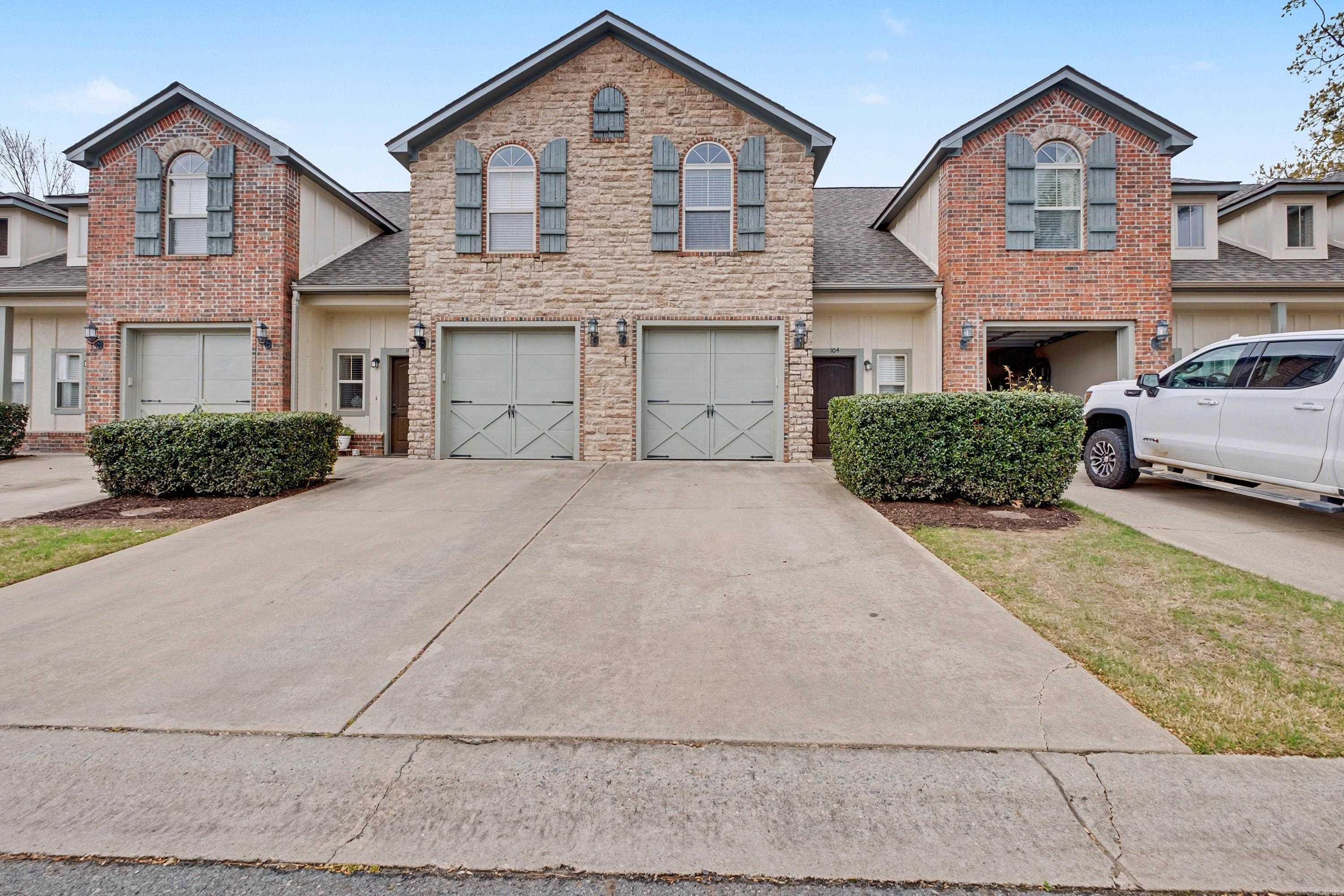 Wonderful townhome project in Maumelle. Under new ownership. New roofs and exterior painted. Great room with fireplace. Nice kitchen with granite counters, pretty stained cabinets, built in microwave, quality stove and dishwasher. Low HOA dues. Enjoy the Club House, Pool and Work Out Room. Single car garage. Enjoy hassle free and low maintenance living. Walking distance to Lake Willastein. Other units also available. Floor plan is in Documents. Other units available.