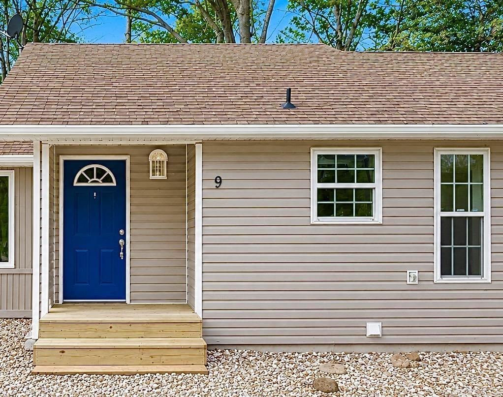 Well-located 3-bedroom, 2-bath townhome on the highly desirable west end, just minutes from Lake DeSoto, Westgate shopping, dining, and daily conveniences. Enjoy easy access to top community amenities including pickleball courts, walking trails, golf courses, lakes, and recreation areas, all nearby. This flexible townhome offers convenient entry from both upper and lower levels, making it ideal for full-time living, guests, or rental use. The functional layout provides generous living space, excellent storage throughout, and comfortable separation of bedrooms. Step outside to two private decks overlooking a peaceful wooded setting, perfect for relaxing, entertaining, or enjoying the natural surroundings. Low-maintenance living combined with a prime location makes this property an excellent option as a primary residence, vacation home, or income-producing rental. Whether you’re seeking a lock-and-leave getaway, a smart investment, or a comfortable home close to amenities, this townhome delivers value, versatility, and lifestyle in one of the most convenient areas of the community.