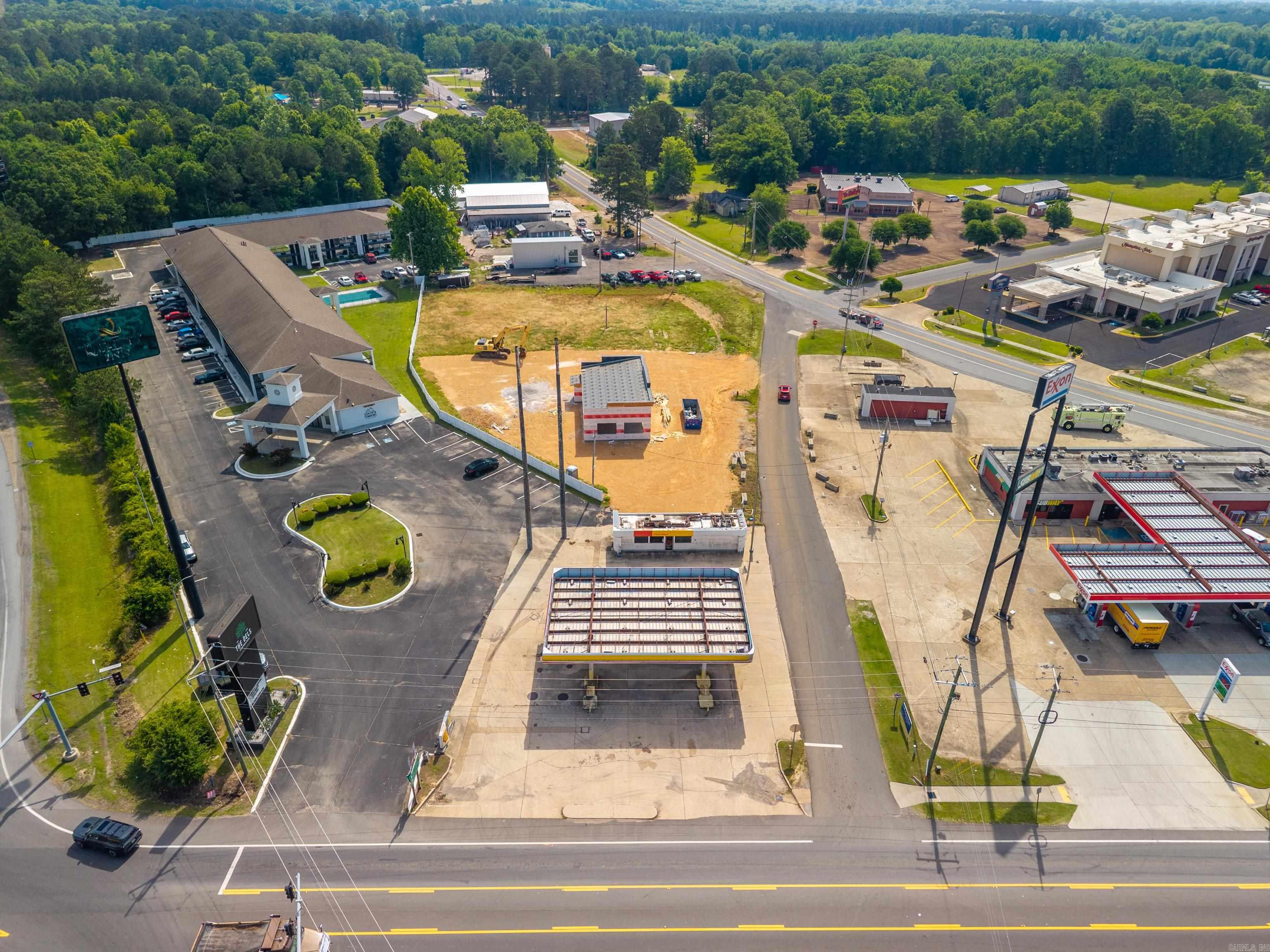 Situated at one of the most strategic and visible commercial intersections in the Arkadelphia/Caddo Valley market, this property occupies a signalized hard corner at Highway 7 North and Montgomery Street in Caddo Valley, Arkansas. Positioned directly across from the Interstate 30 Eastbound off-ramp and immediately before the Interstate 30 Westbound on-ramp, the site captures both local and interstate consumer traffic at a critical access point. This corridor serves as a major gateway between Arkadelphia and Hot Springs, Arkansas—one of the state’s premier tourism destinations known for lake living, horse racing, outdoor recreation, national parks, and year-round visitor activity. Highway 7 is heavily traveled by commuters, tourists, lake visitors, and commercial vehicles traveling between Central Arkansas and Southwest Arkansas.