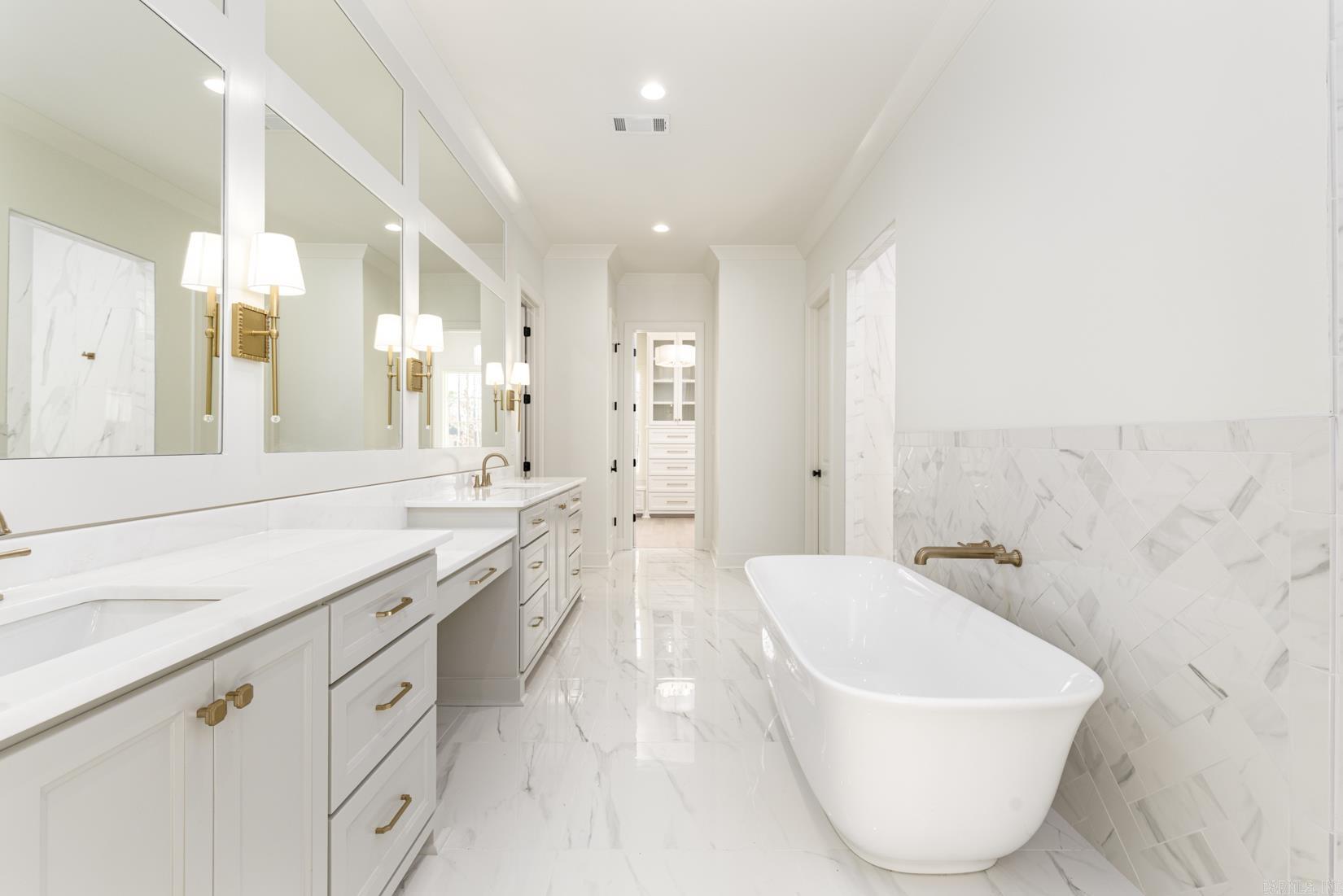 CHENAL VALLEY "MIRAMONT CIRCLE" - Residential