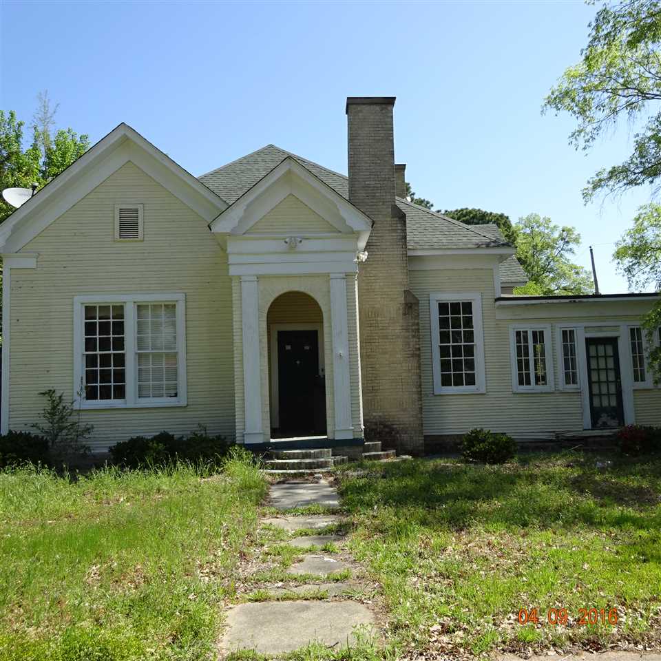 Huge house sitting on corner lot with 3BR/2BA.Garage has an apartment. This is a fixer-upper.