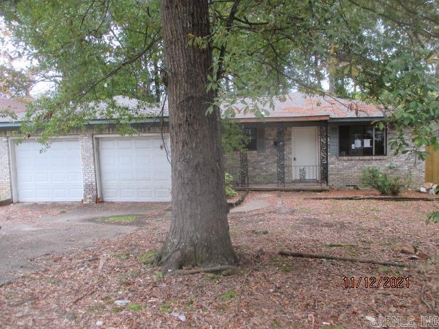 Located off the corner of W 28th St and Montreal Dr feature this Three bedrooms brick home. The den next to the double garage is a nice bonus. Call today to make this your new home. HUD case # 031-297858 sold "AS IS" Log on www.hudhomestore.com to submit offers for management information. PCR, Property Disclosure and LBP (if applicable) are in the 'Addendums' tab