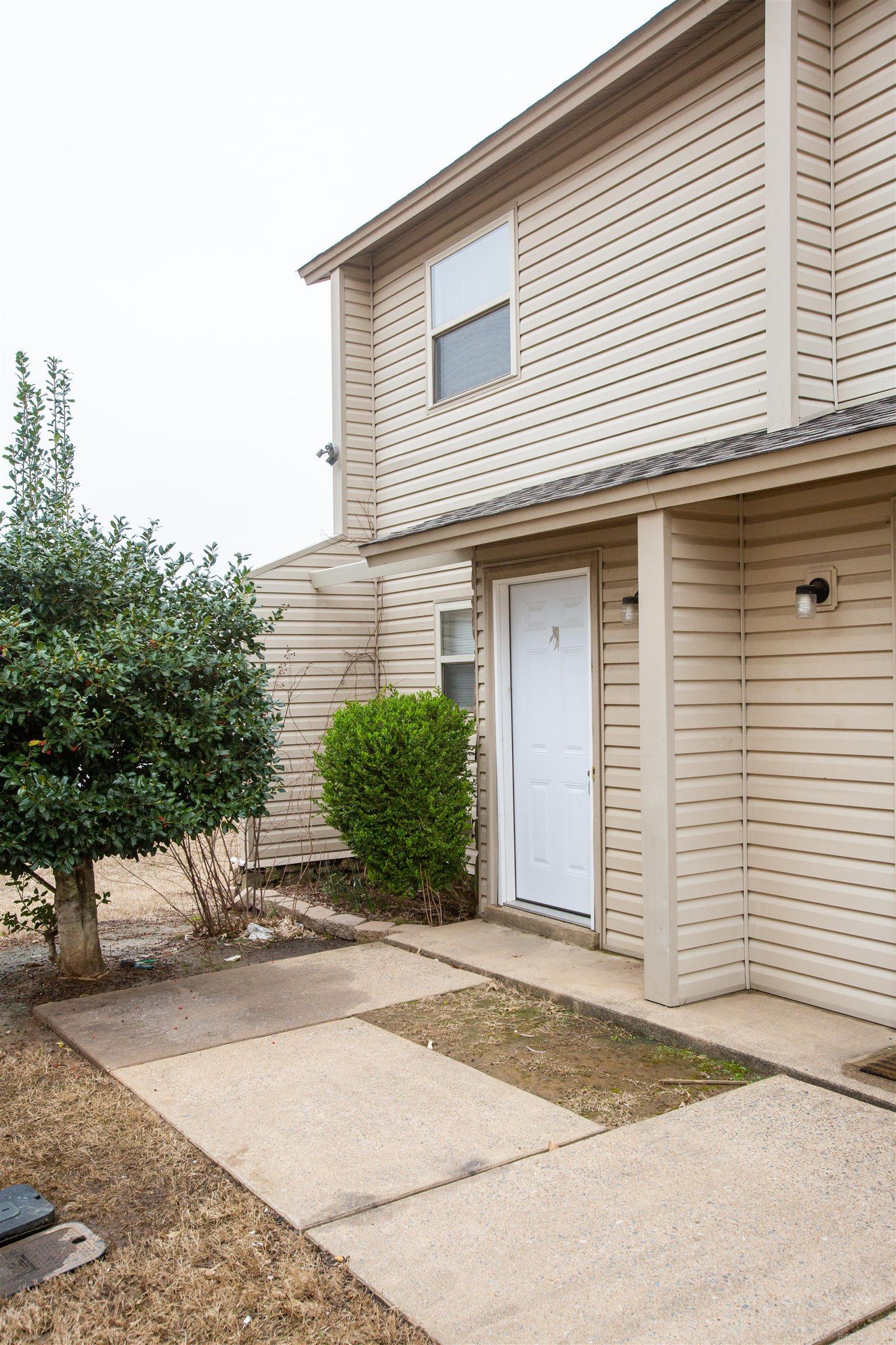 MOVE IN SPECIAL! HALF OFF FIRST MONTH’S RENT! Cute townhome located in Maumelle with a balcony overlooking the street. The lease for this property is flexible. Income has to be three times the rent. This property does not accept section 8.