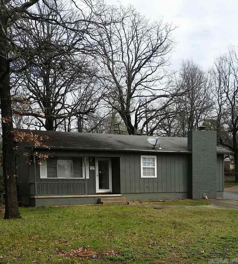Perfect one-level all brick 3bd/2ba home in great condition. Located near the Deaf School, close to UAMS, convenient to downtown, I-630, LR Zoo, public park and splash pad, close to shopping and dining and several other amenities Little Rock has to offer.  Come check it out!