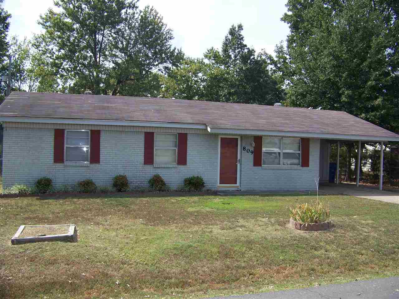 Great starter home, nice kitchen with dining area open to the living room, large laundry room.  Fenced backyard with gazebo & storage building.