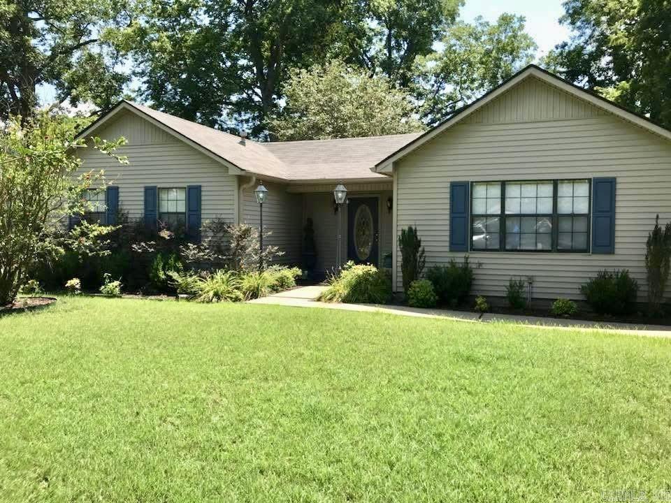 2 bedroom, 1.5 bath home on a quiet street in Marked Tree. This home is ready for new owners. Kitchen includes double electric oven range, dishwasher and micro-hood. The family room is complete with gas log fireplace and large windows. Tucked away just off of the carport is your laundry closet and sunroom, with sliding doors to the backyard. You will stay cool in the summer and warm in the winter with the high-efficient hvac system. Welcome home!