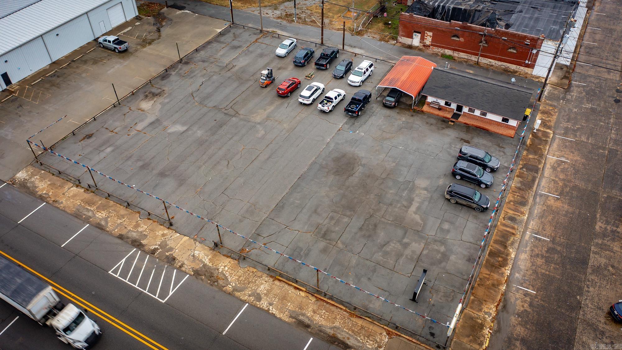 Great Commercial Building with a Highly Visible Location.  Lot is 10,500 sqft. with Office and additional metal building with covered parking. Schedule your showing today.