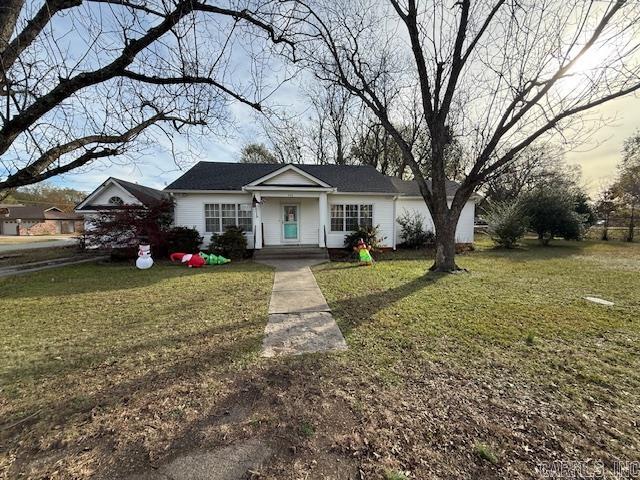 Very nice 3 bedroom 3 full bath home located on huge lot (half block) with mature pecan trees. New roof 2025. This home comes with a detached in-law quarters with its own full bath and living quarters (360 sq. ft.). Nice original hardwood floors located throughout much of the main home. New carpet in the master bedroom area. Very open and spacious living area. HVAC only 4 years old. Back yard is partially fenced with chain link. Corner lot near the elementary school.