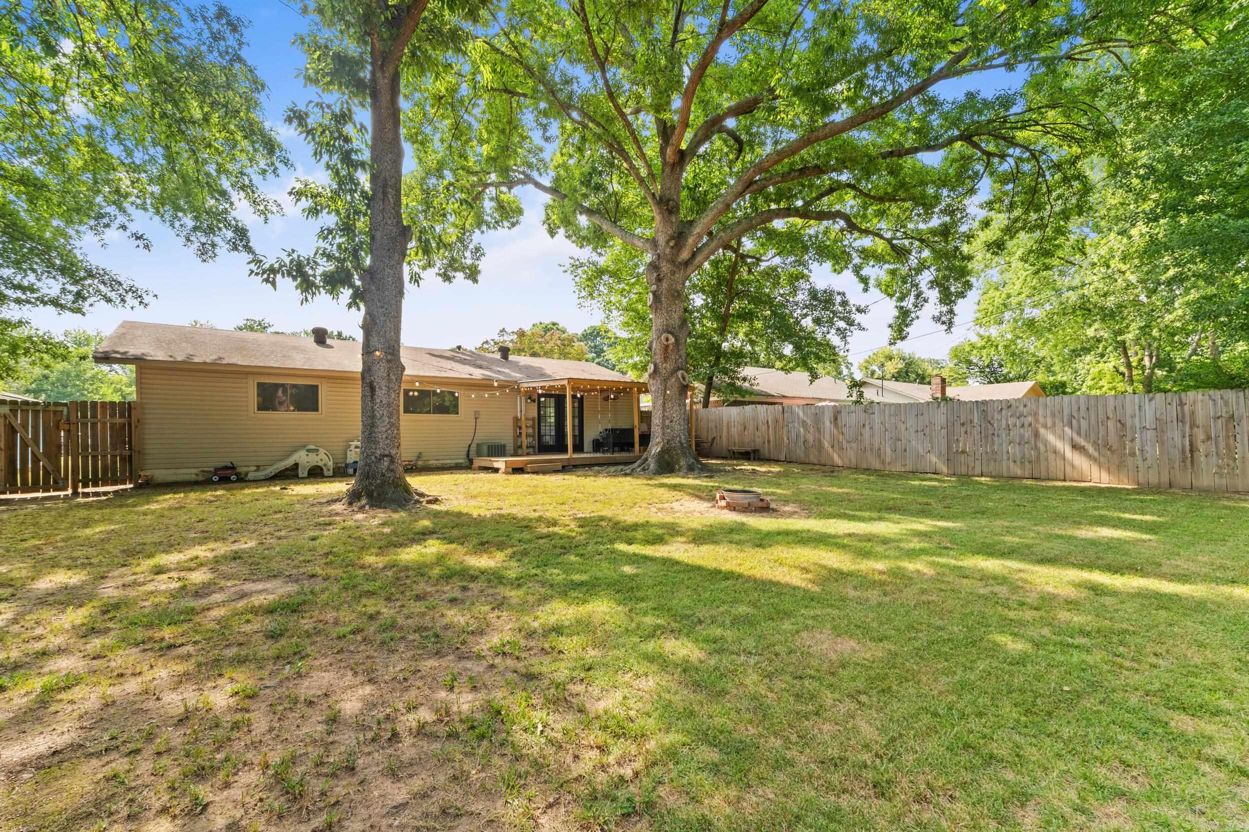 COUNTRY CLUB MANOR - Residential