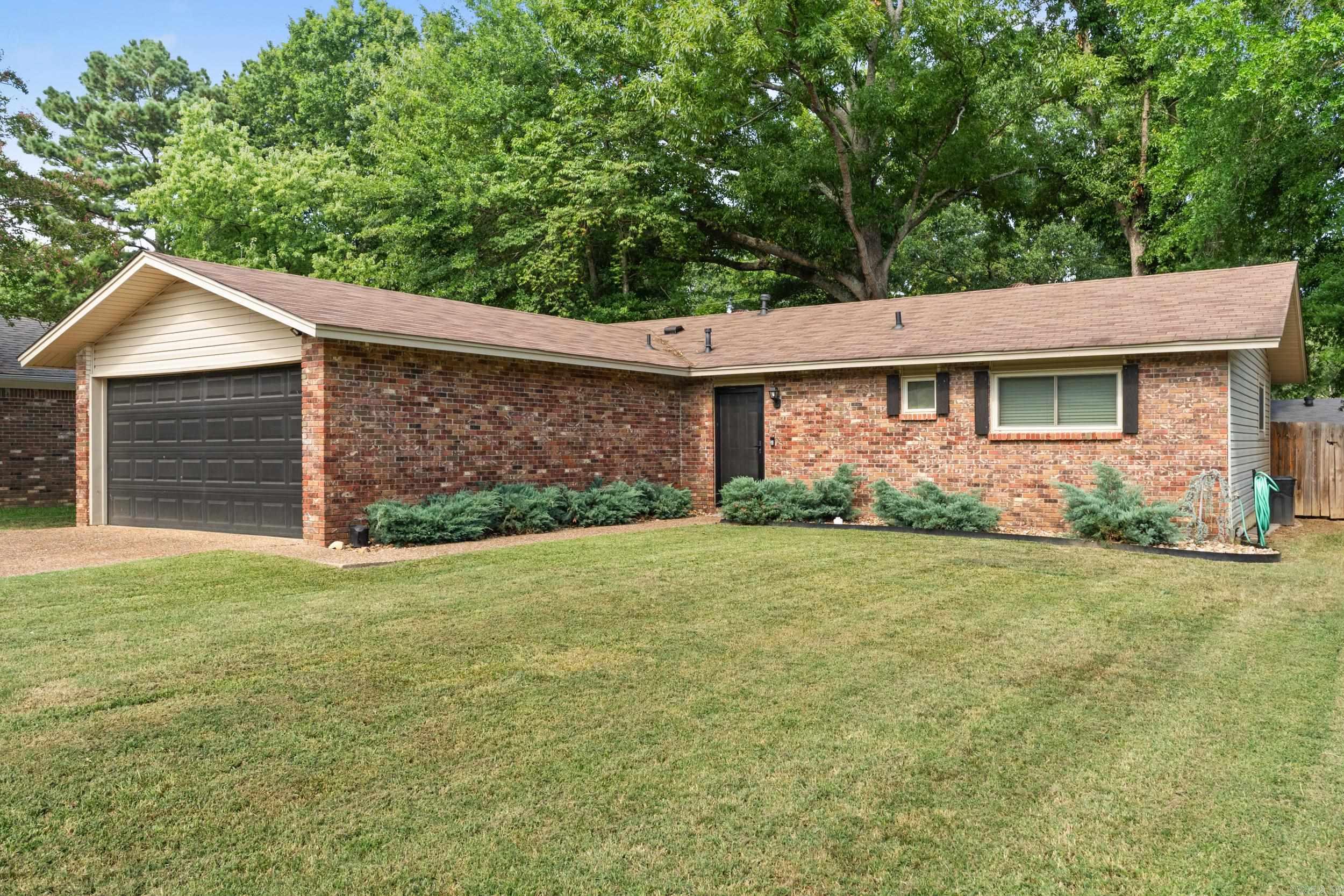 COUNTRY CLUB MANOR - Residential
