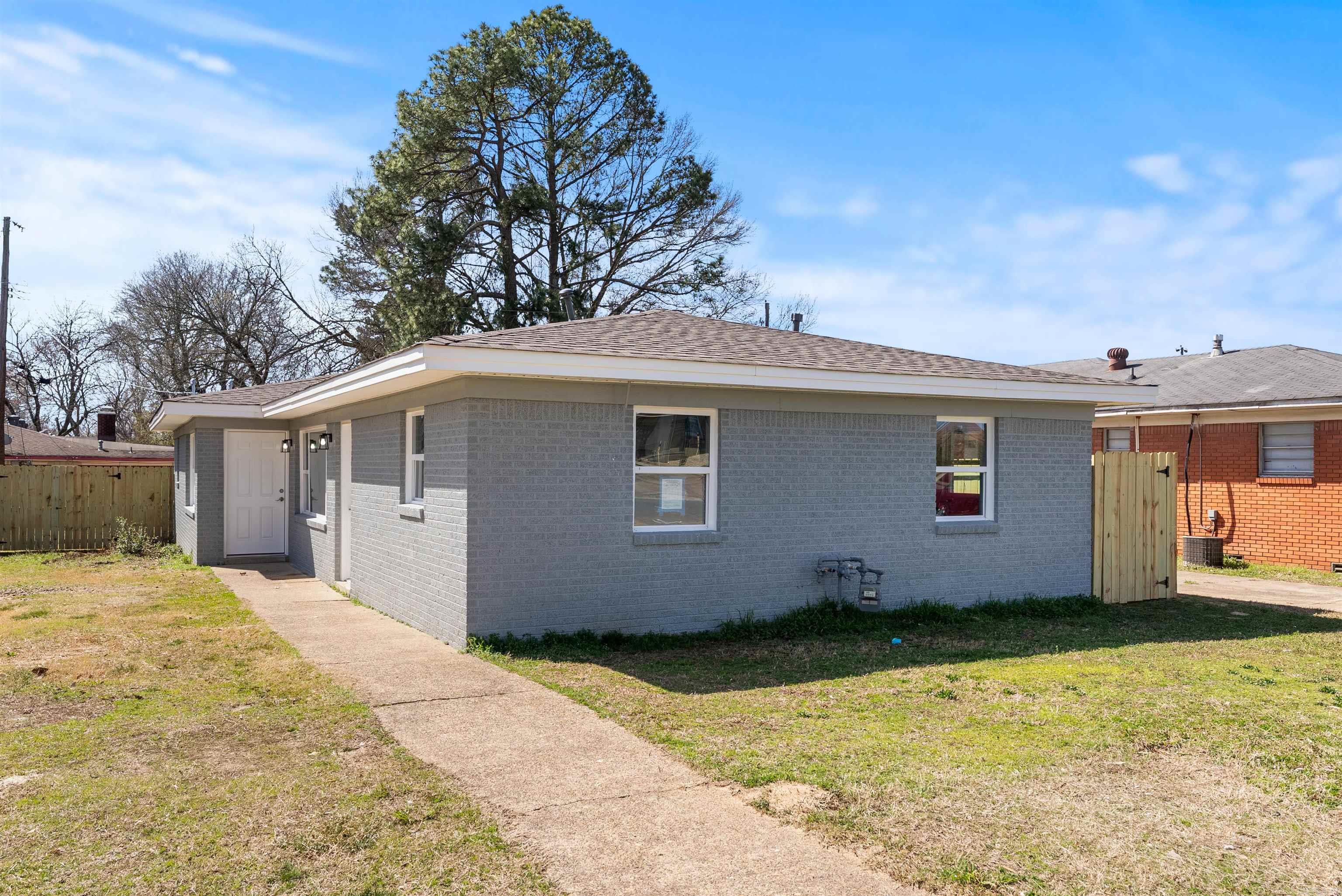 Looking for a place to rent in Jacksonville that is conveniently located to everything Jacksonville has to offer and less than 5 min from the Interstate. Come take a look at 611 Lenora today. This 2-bed, 1-bath is just waiting for you to call it home. Call today to set up a private showing.