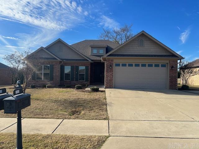 BEAUTIFUL HOME IN SALEM WOODS SUBDIVSION. 3 BEDROOM 2 BATH. MASTER HAS 2 WALK IN CLOSETS. CUSTOM CABINETS THROUGHOUT WITH GRANITE COUNTERTOPS. BEAUTIFUL KITCHEN THAT IS OPEN TO LARGE LIVING AREA.