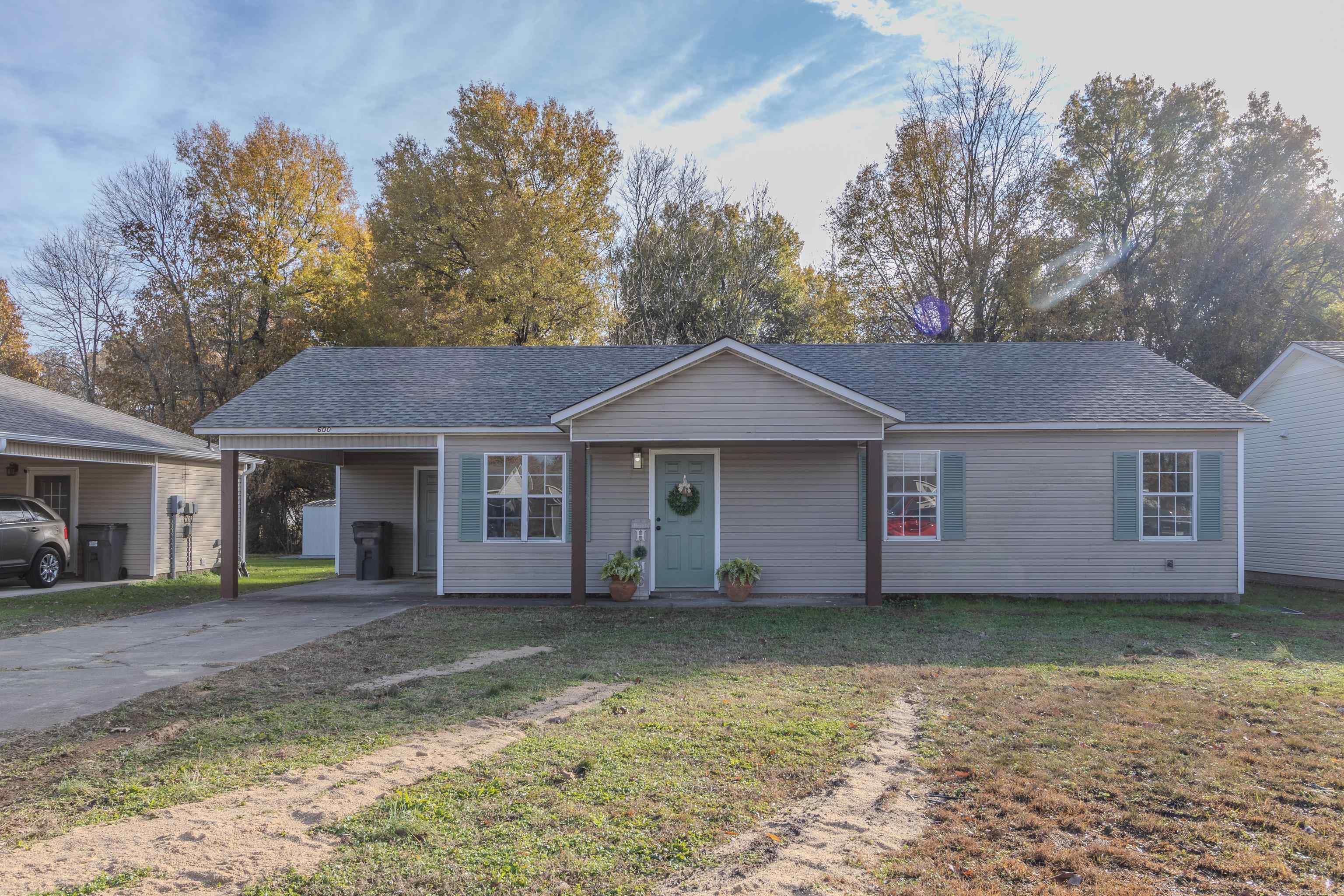 600 Meadow Lane located in Paragould, AR is an opportunity that shouldn't be missed. This home has been freshly painted, new flooring throughout, new light fixtures, new stove and refrigerator, new kitchen counter tops and a new roof. Primary bedroom has a large walk-in closet. Priced at only $139,900 you should run, not walk, to snatch this one!
