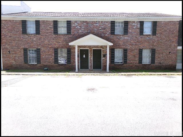 *BRISTOL MANOR TOWNHOMES* 2 YEAR LEASE AVAILABLE!! COZY TOWNHOME IN SANTA FE PARK SUBDIVISION!! This 2 Bedroom And 1.5 Bath Unit Features Over 900 Sqft! Refrigerator, Stove, And Dishwasher In Kitchen! Luxury Plank Vinyl And Carpet Throughout! Fenced Back Patio! Lot With 1 Assigned Space For Parking! PET FRIENDLY!! AVAILABLE NOW!!<a href='https://raineyrealty.com/virtualtour.php?r=l3hd5N'> Click here for a 360° Virtual Tour</a>