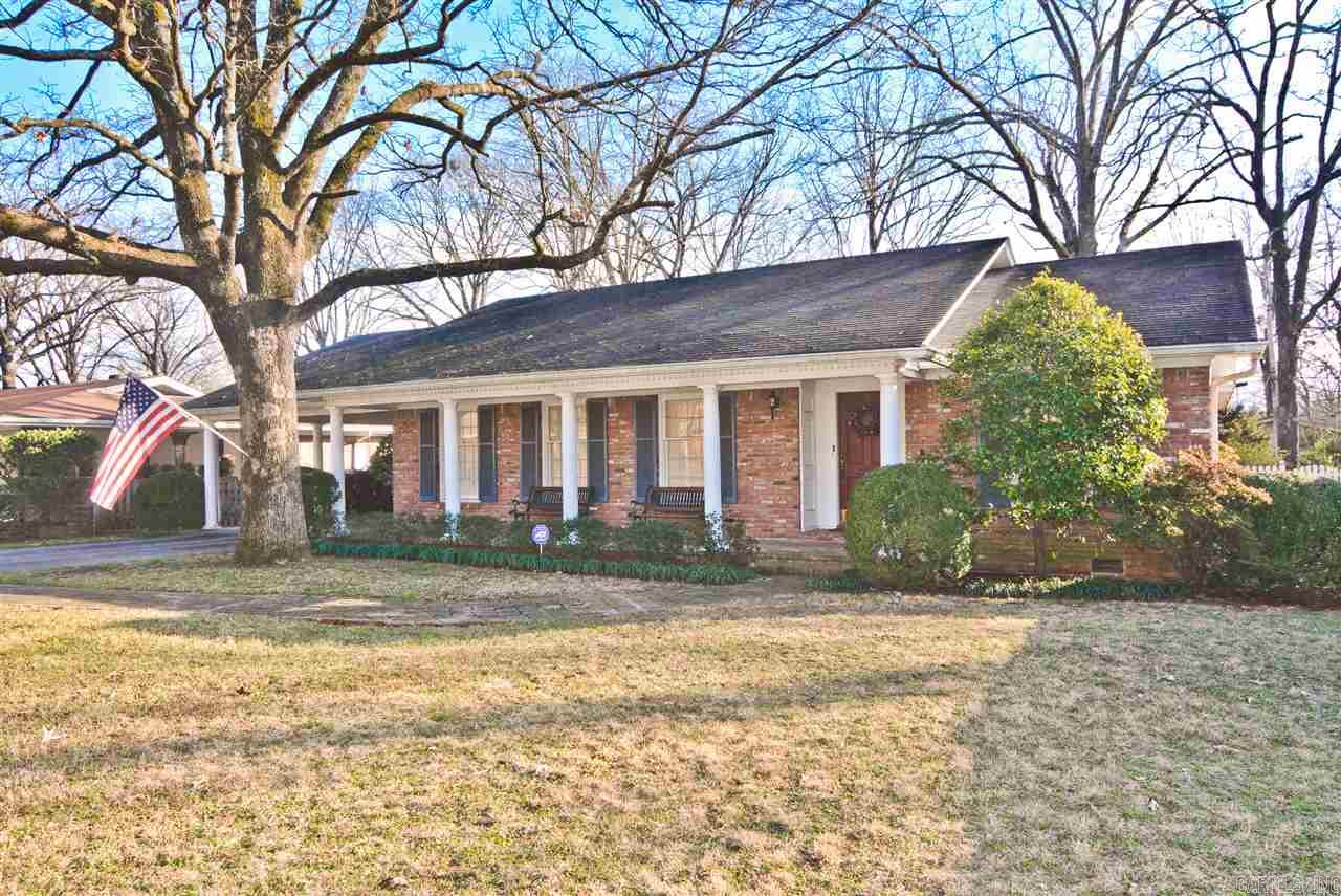 A real gem in Briarwood! One level custom built home with all brick exterior. This home has been well taken care of with updates added and is a one owner home. Three living areas and an outside brick courtyard for private outdoor living! Kitchen includes SS double wall ovens, 4 burner gas cooktop, granite countertops, and custom cabinets. Sheetrock ceilings, recessed lighting, Pella windows and more! Big level lot! Must see!