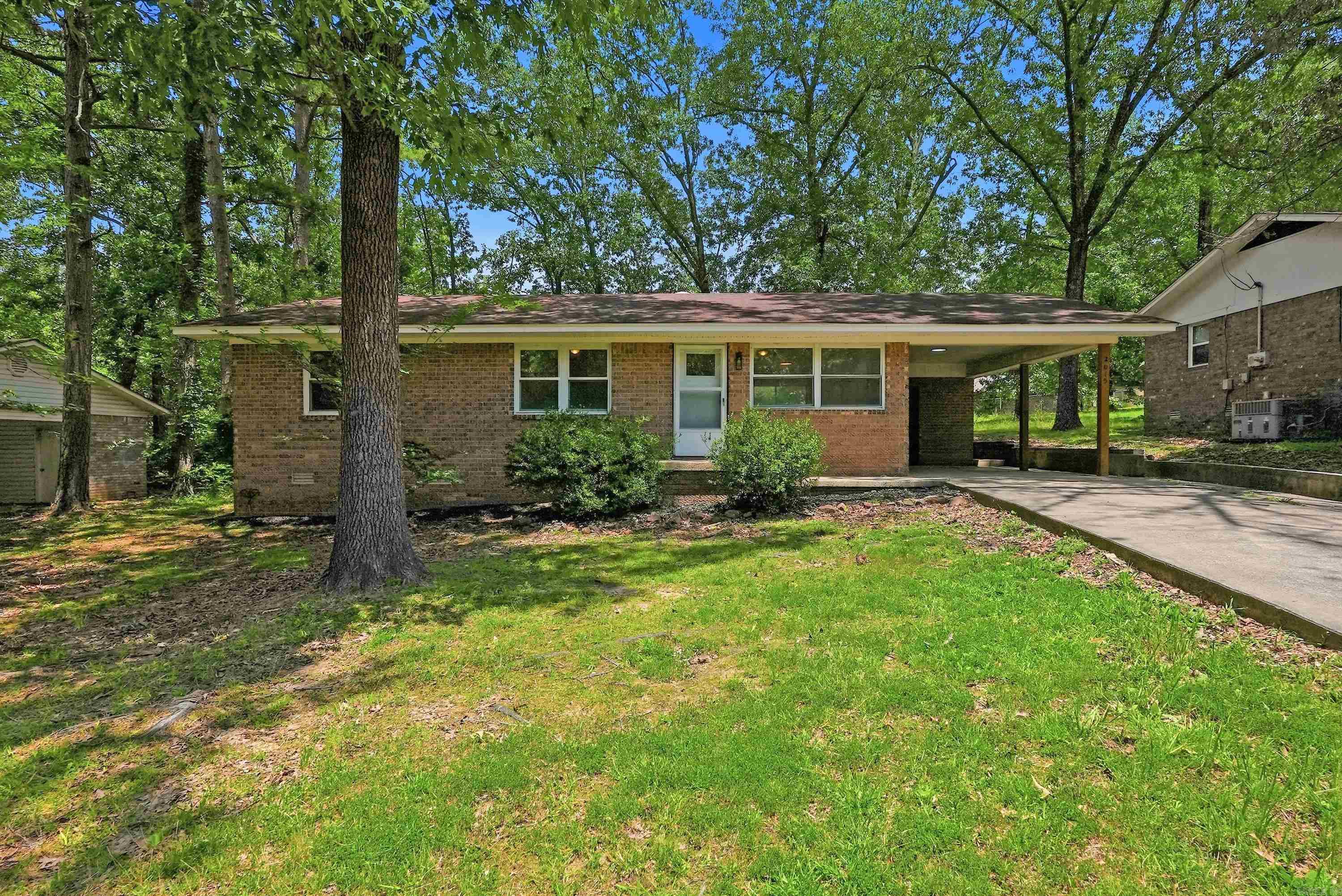 Recently updated 3 bed 1 bath home in Heber Springs! Updates include paint, flooring, appliances, light and plumbing fixtures, and a new water heater. Also has a large backyard and sits on approximately a quarter of an acre. Agents see remarks. Agent owned.