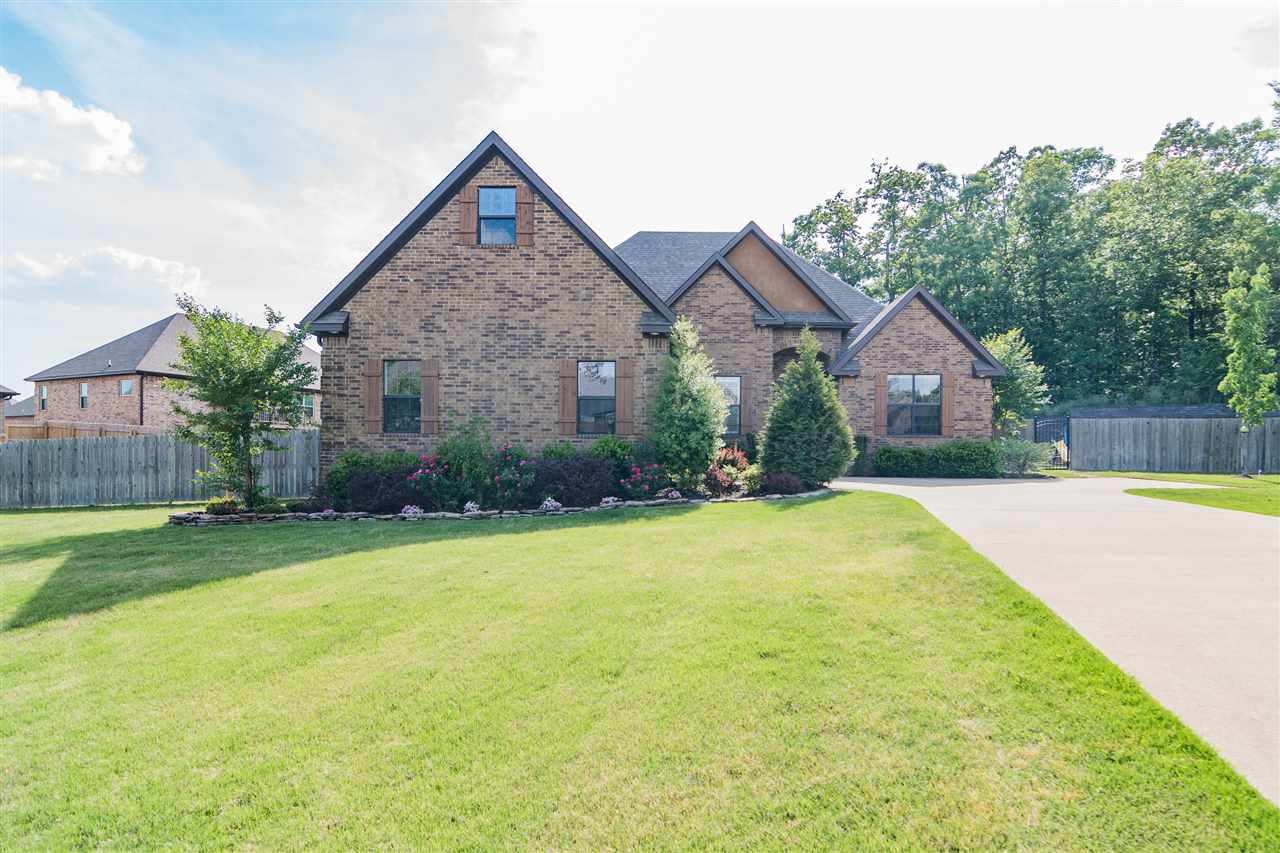 Lovely brick home in a quiet cul-de-sac of the Valley View School District. Hardwood floors welcome you into the spacious open floor plan that includes a large family room, eat-in kitchen with breakfast bar, stainless appliances and abundant cabinetry. Formal dining room also sits right off the entrance. Master suite has hardwood floors, tray ceiling, tiled walk-in shower, dual vanity, jet tub and large walk-in closet. Other amenities include enclosed porch w/fireplace, bonus room, and large fenced yard.