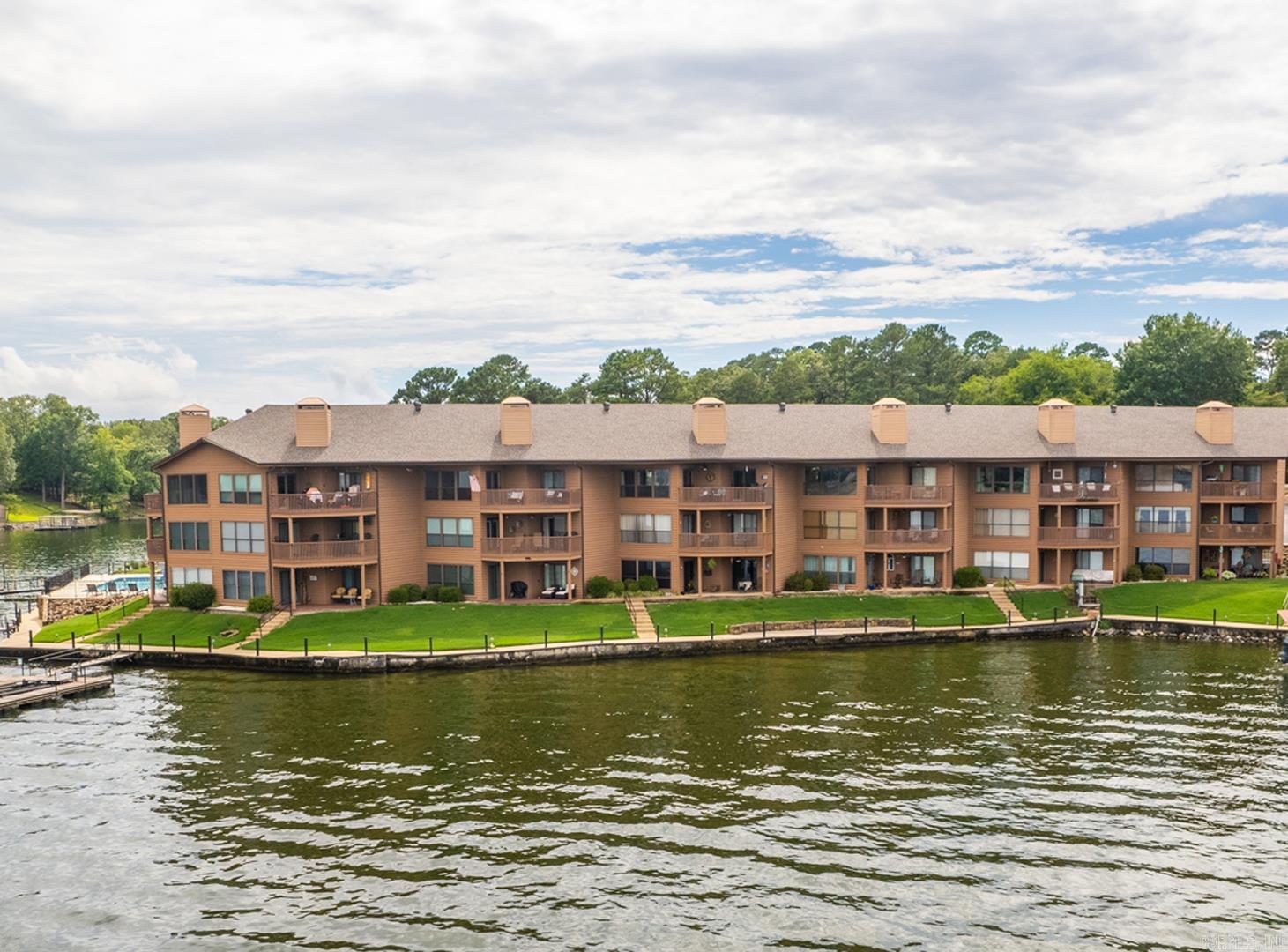 You will fall in love with this top floor condo at Harbor South with it's panoramic view of the main channel of Lake Hamilton!  This unit is being offered fully furnished and needs nothing but a new owner!