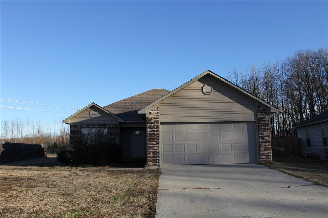Home like new, with excellent split floor plan. Has covered back porch and large lot.  All electric. Has large lot behind that would be a great play ground.  Home warranty offered through First American Home Warranty service.  Need 24 hour notice to show.